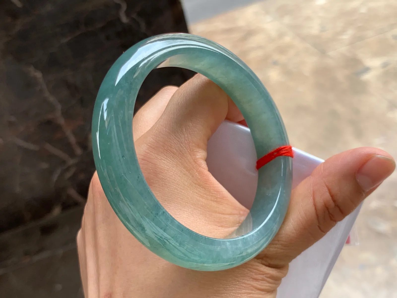 57.5-12.5-8.5mm
油青手镯 质地细腻 有水头