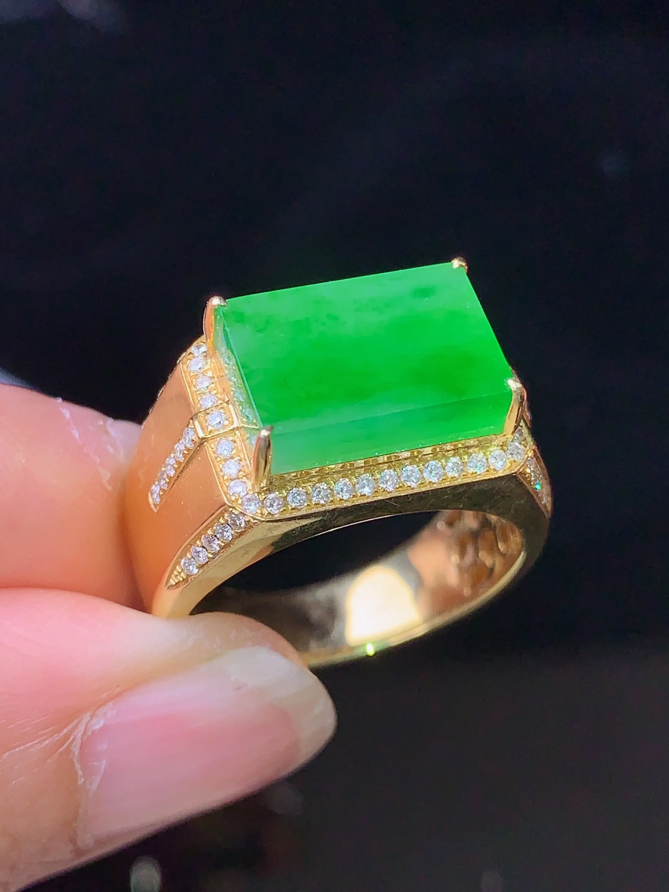 18k金钻镶嵌翠绿马鞍戒指 玉质细腻 色泽清新艳丽  圈口17.5 裸石尺寸8.2*12.2*3.5
