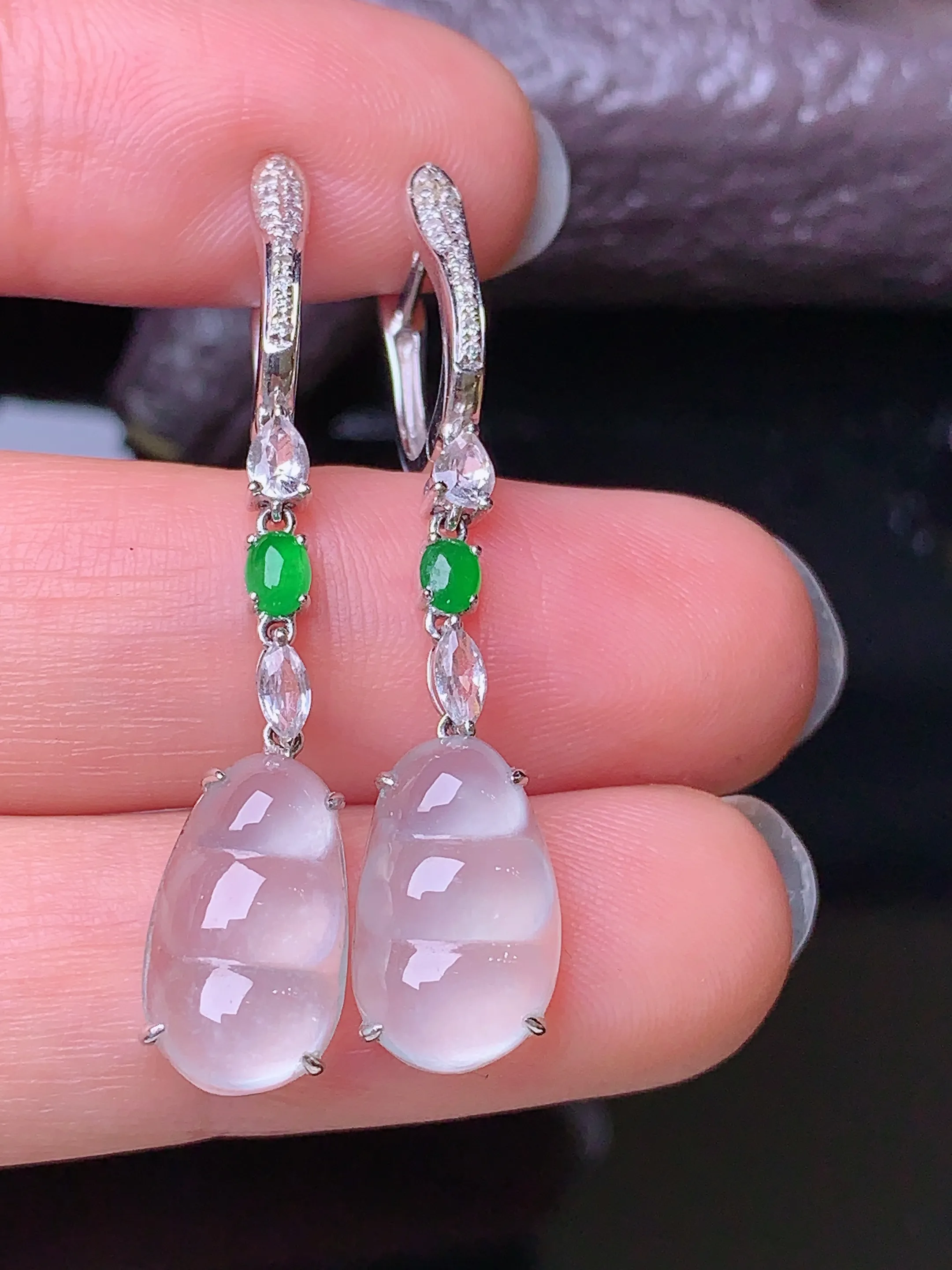 18k金钻镶嵌冰种四季豆耳坠 玉质细腻 色泽清新艳丽  整体尺寸38.1*7.8*5.2