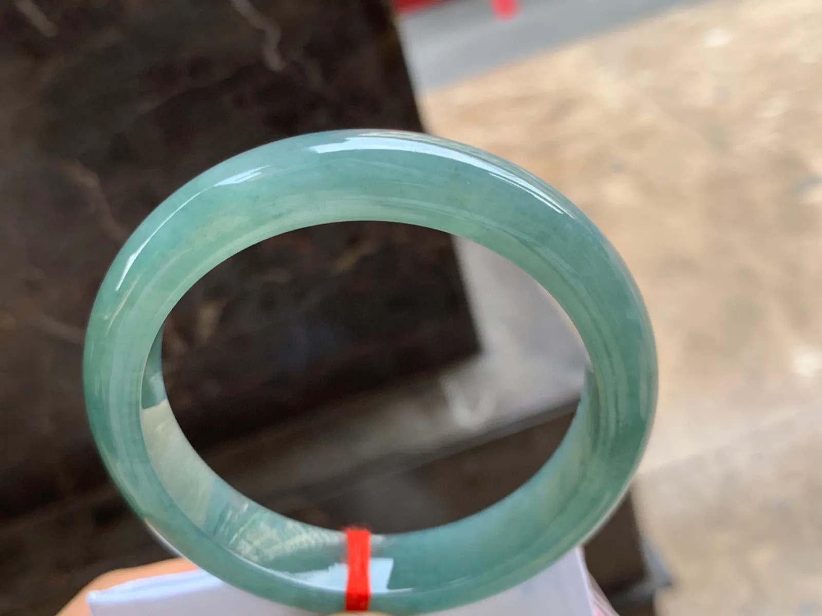 57.5-12.5-8.5mm
油青手镯 质地细腻 有水头