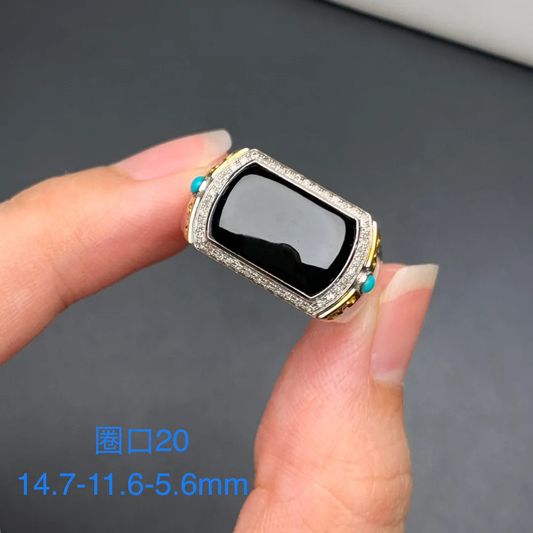 缅甸墨翠男戒马鞍戒指，黑度极黑 油性十足 种老起胶 肉质细 打灯冰透 色阳绿，18k白金伴南非真钻镶嵌 镶绿松石，款式时尚大方