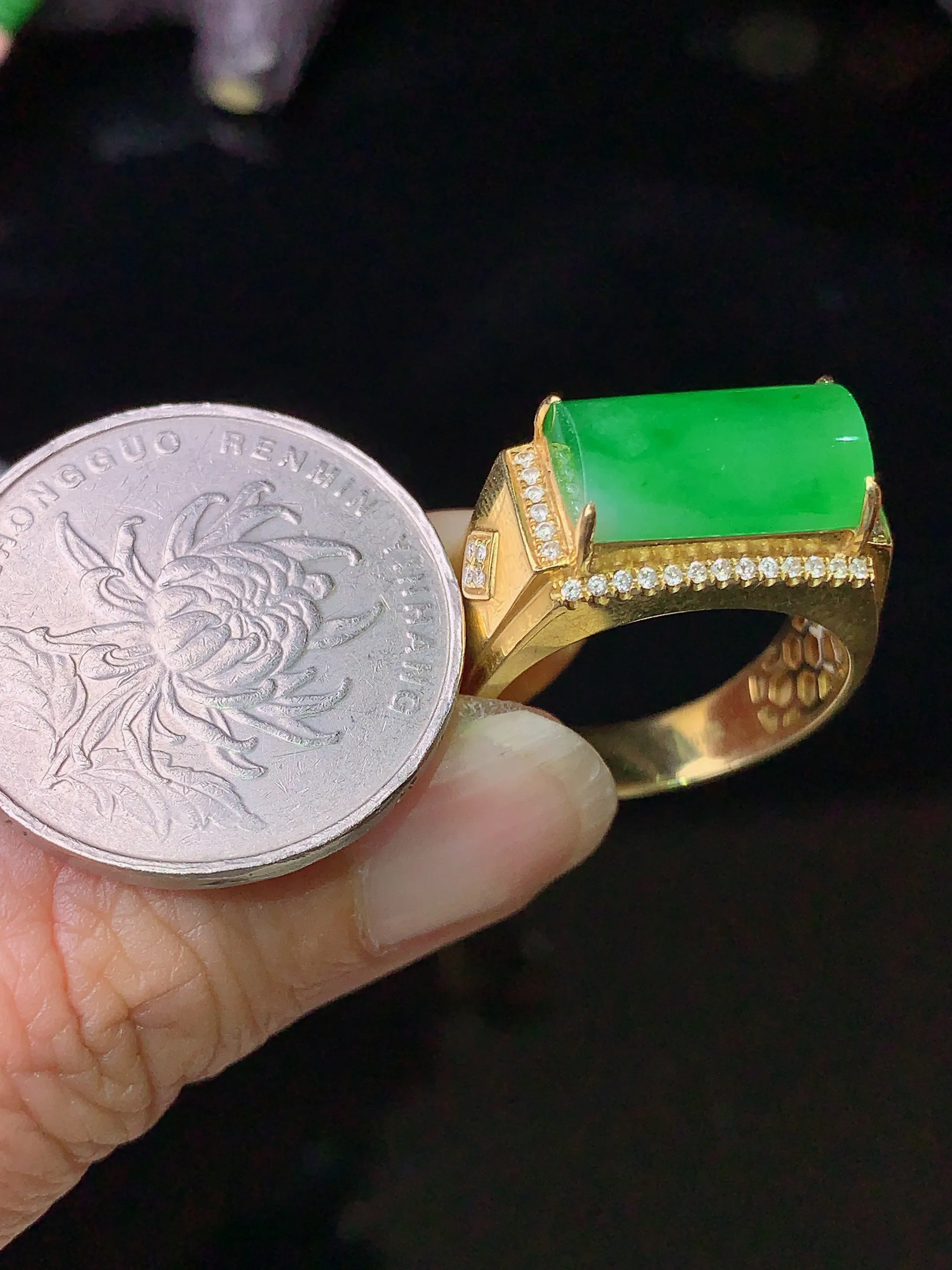 18k金钻镶嵌翠绿马鞍戒指 玉质细腻 色泽清新艳丽  圈口18 裸石尺寸7.7*13.3*4.5