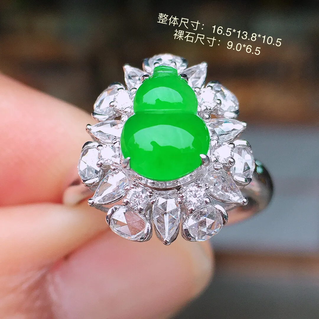 阳绿葫芦戒指，色泽均匀艳丽，玉质细腻，荧光感超
强，饱满水润，气质满满。18k
金豪华镶嵌