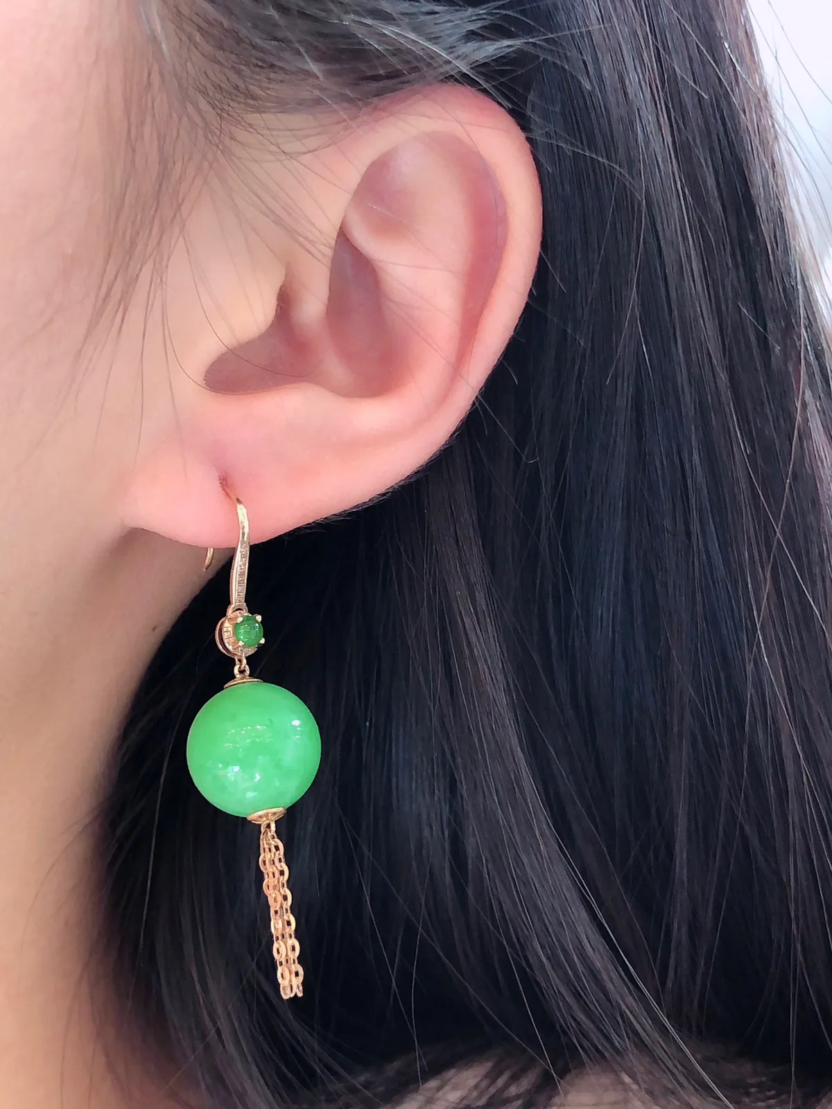 翡翠飘绿圆珠耳坠 颜色鲜艳 饱满圆润