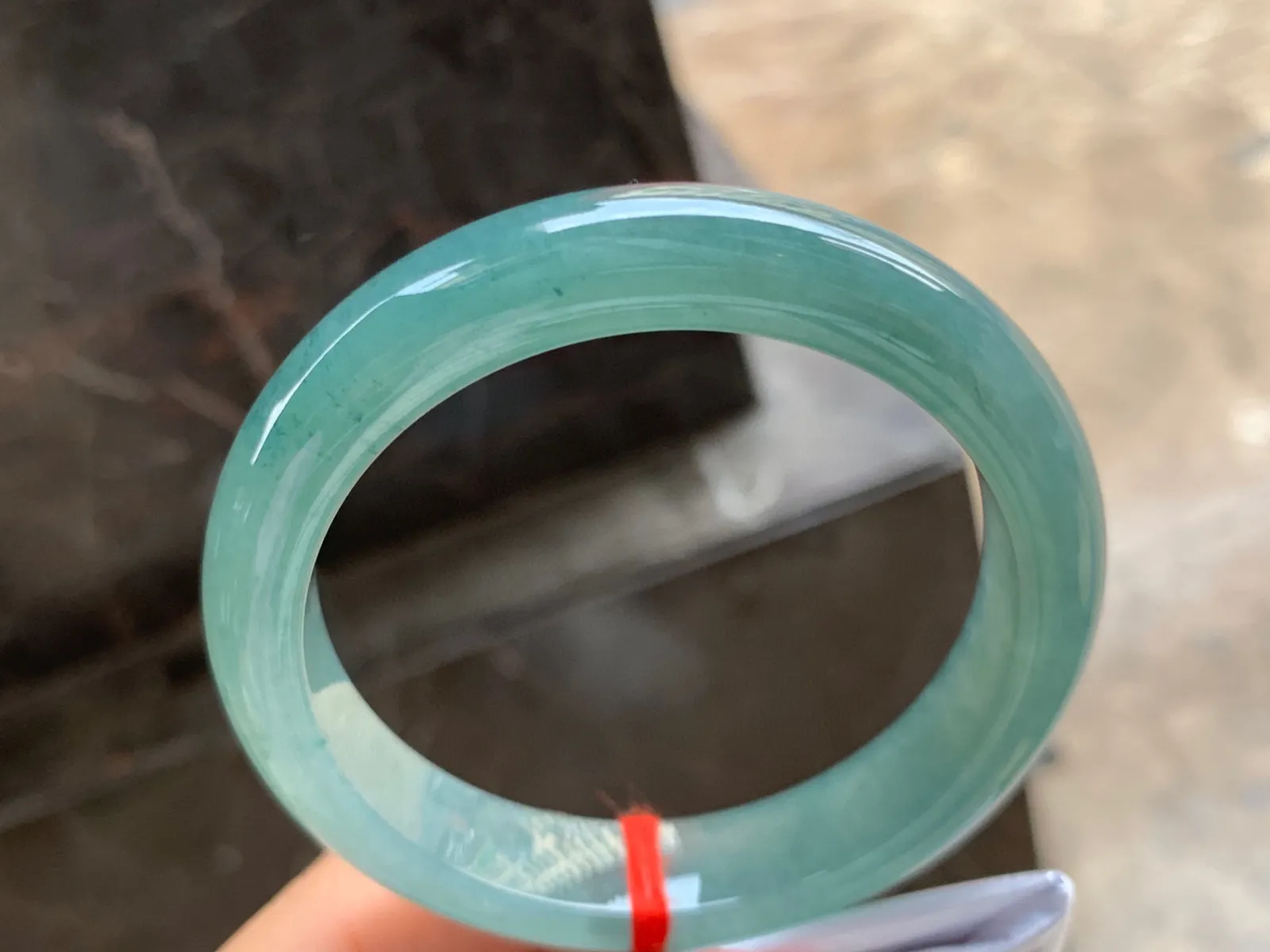 57.5-12.5-8.5mm
油青手镯 质地细腻 有水头