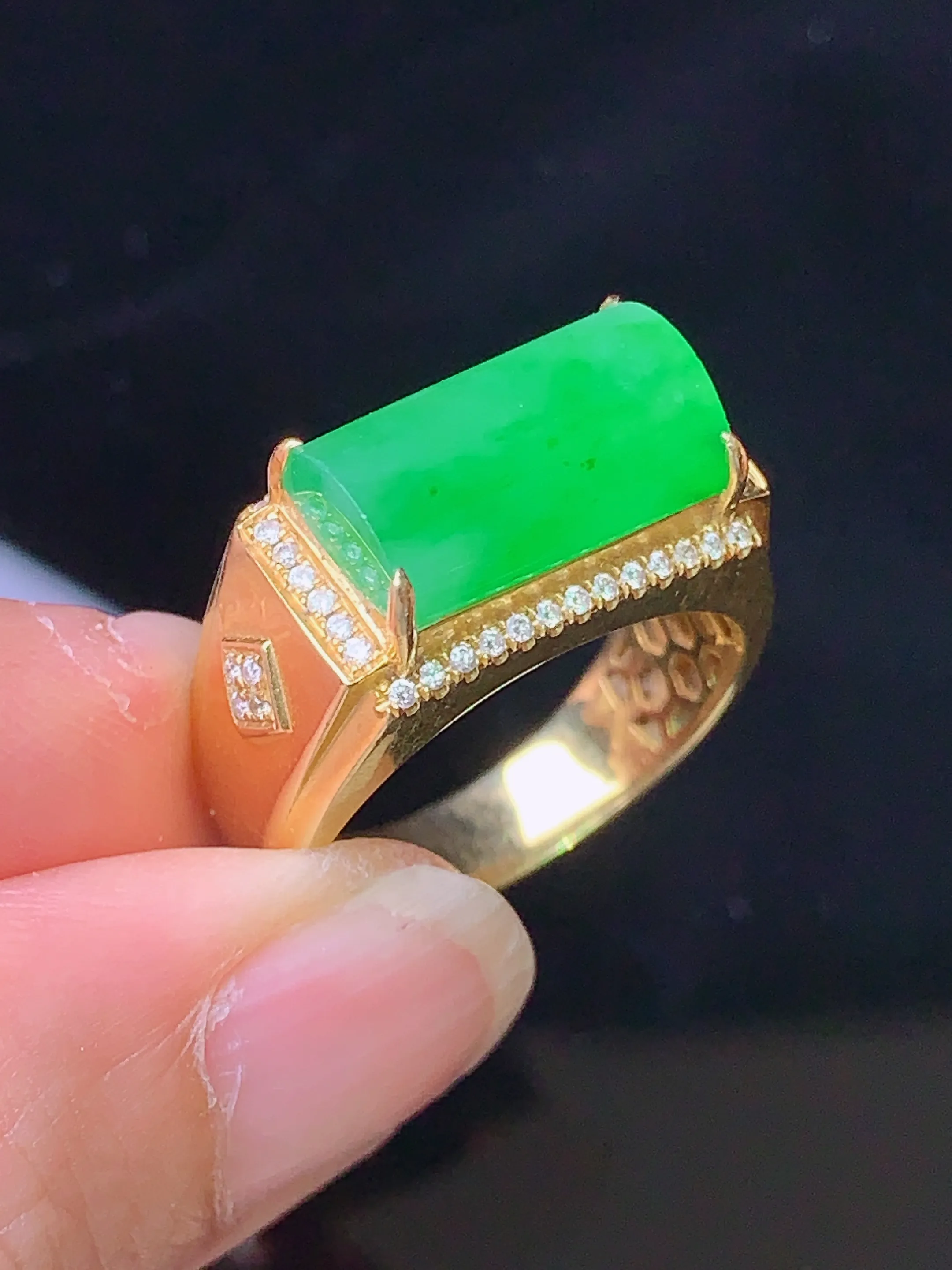 18k金钻镶嵌翠绿马鞍戒指 玉质细腻 色泽清新艳丽  圈口18 裸石尺寸7.7*13.3*4.5