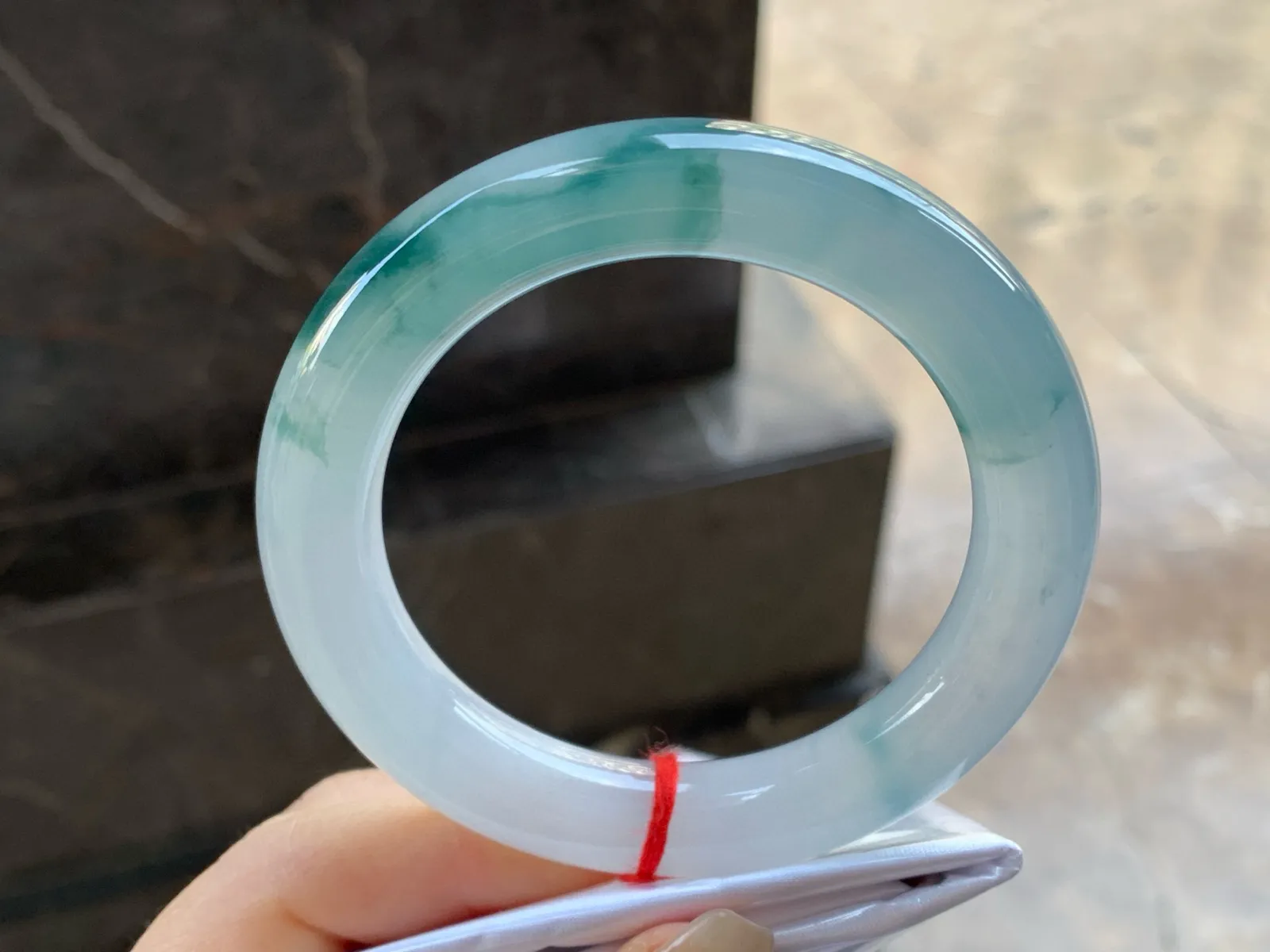 冰飘花圆条手镯
尺寸：56-12-11.6mm
种老肉细～飘花点缀无瑕疵