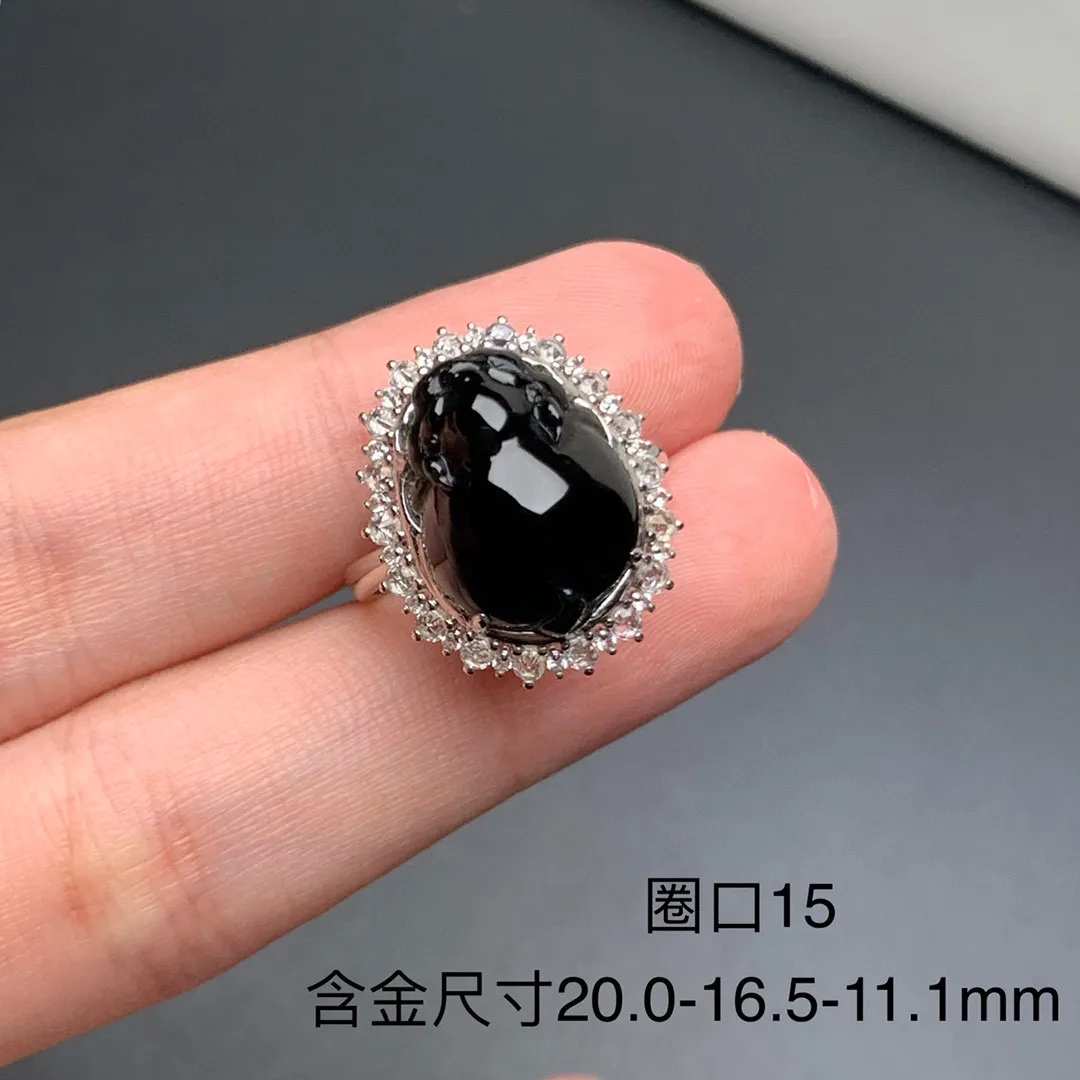 缅甸墨翠貔貅戒指，黑度极黑油亮 种老起胶感 肉质细腻 打灯冰透 色阳绿，18k白金设计款豪镶 饱满尺寸大，圈口可免费改大小，款式大方有气质