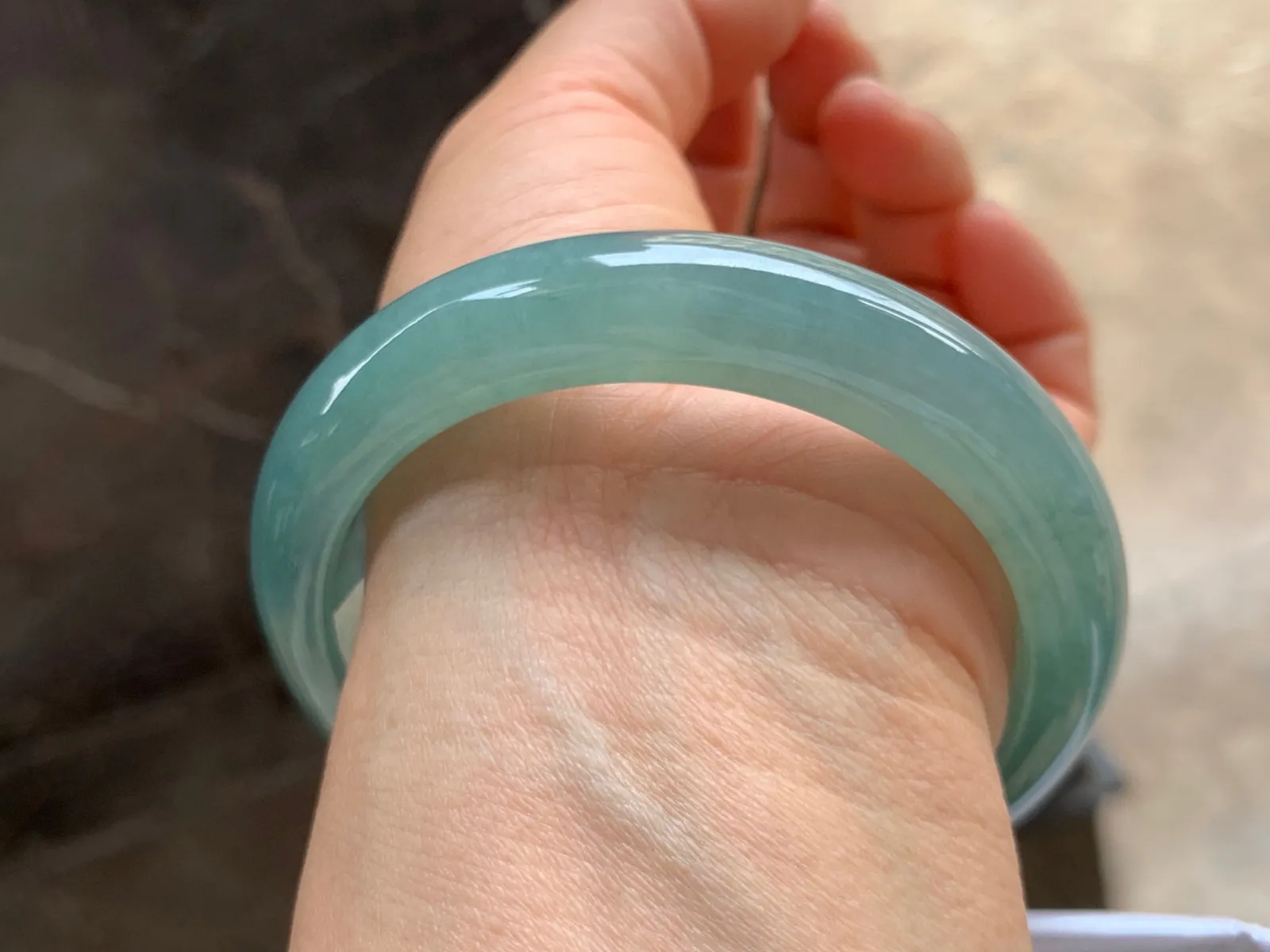57.5-12.5-8.5mm
油青手镯 质地细腻 有水头