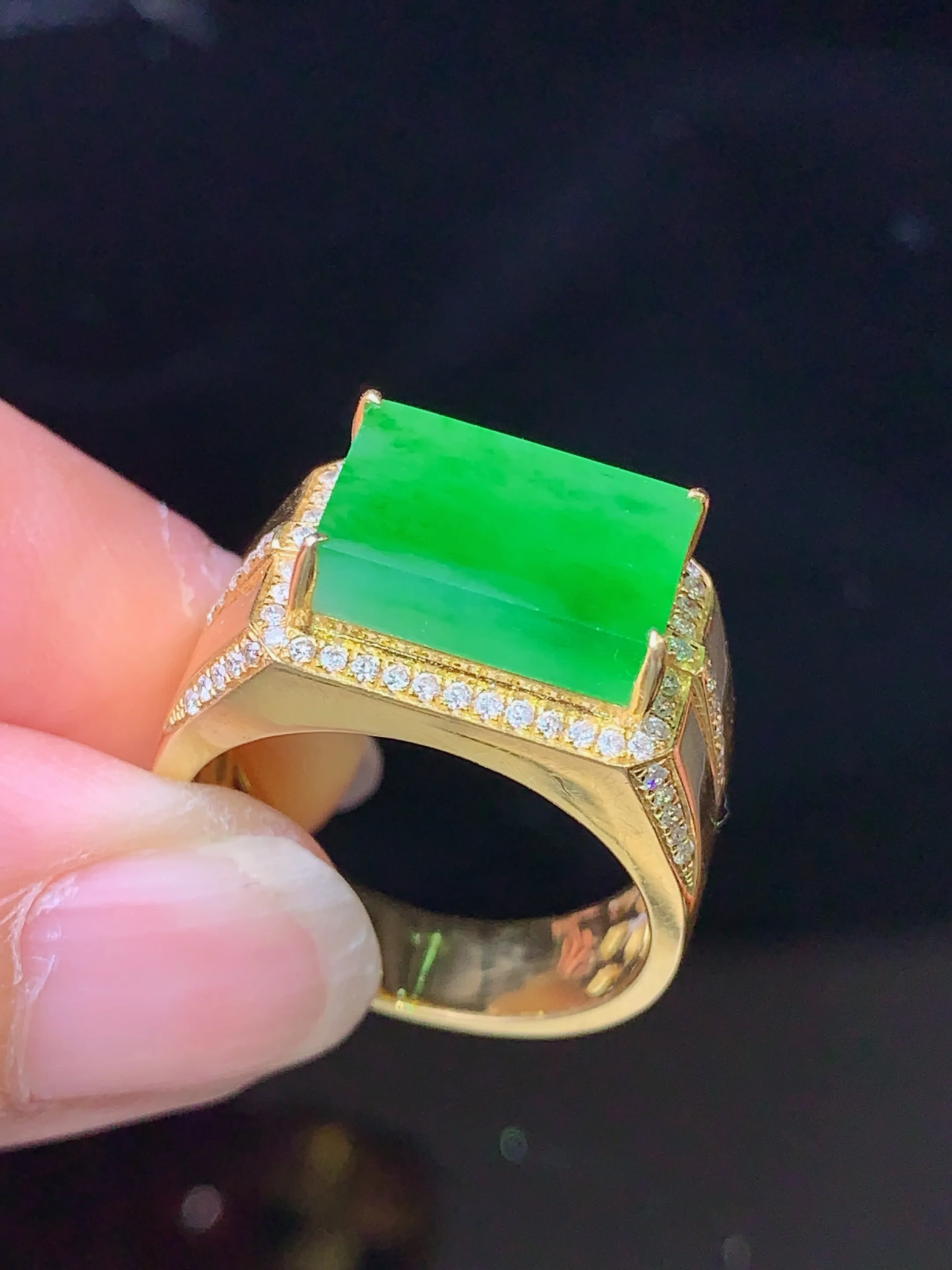 18k金钻镶嵌翠绿马鞍戒指 玉质细腻 色泽清新艳丽  圈口17.5 裸石尺寸8.2*12.2*3.5