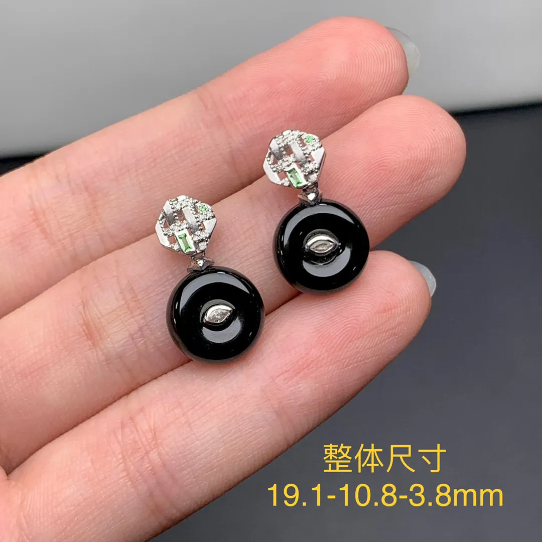 缅甸墨翠怀古平安扣耳钉耳坠，黑度极黑 胶感好 种老肉质细 打灯冰冰透透 色正绿，18k白金设计款镶嵌，上身大方好看 气质佳