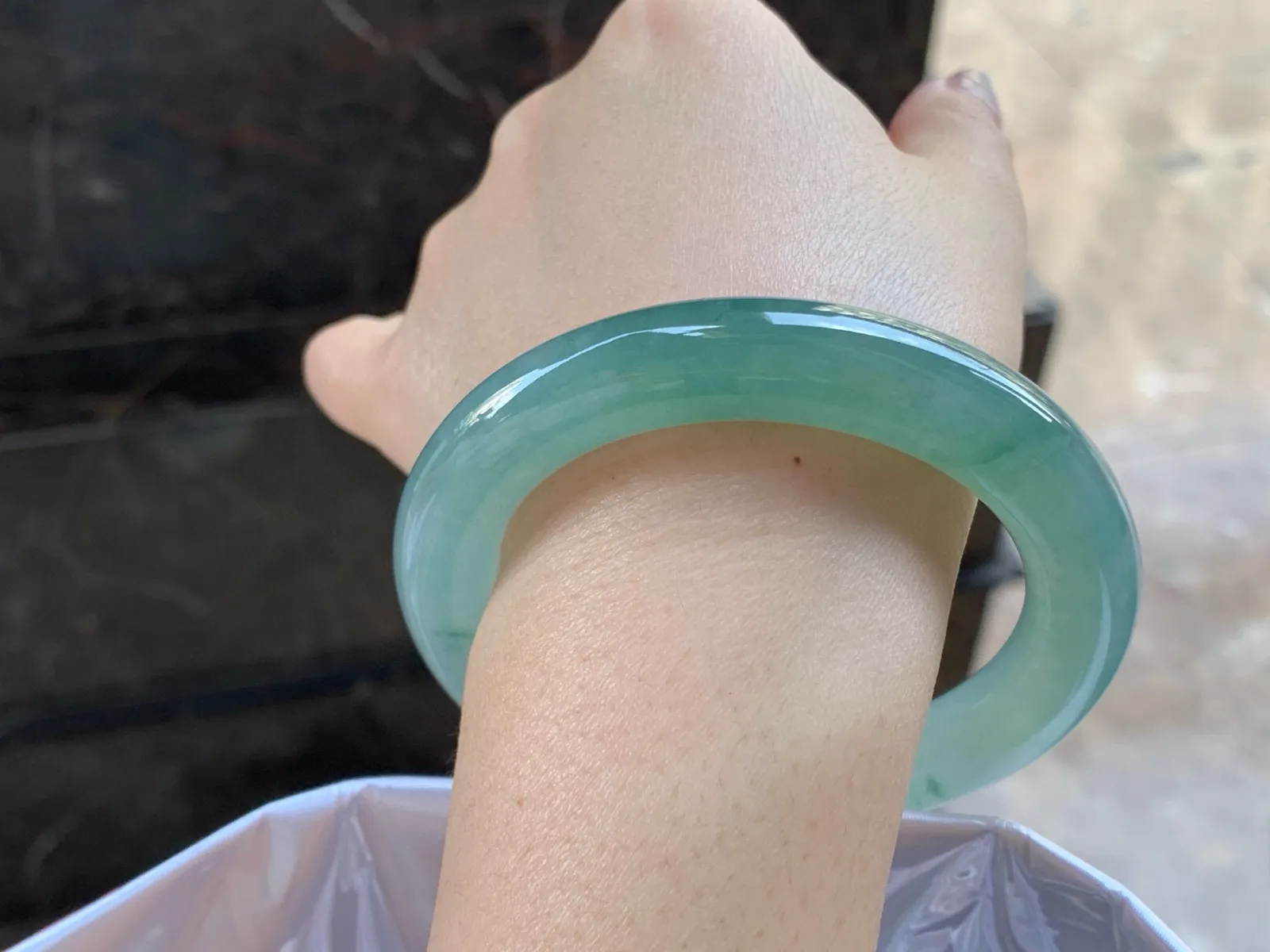 半山水圆条手镯
尺寸：56-11.3mm
种水好～很漂亮的料子无瑕疵