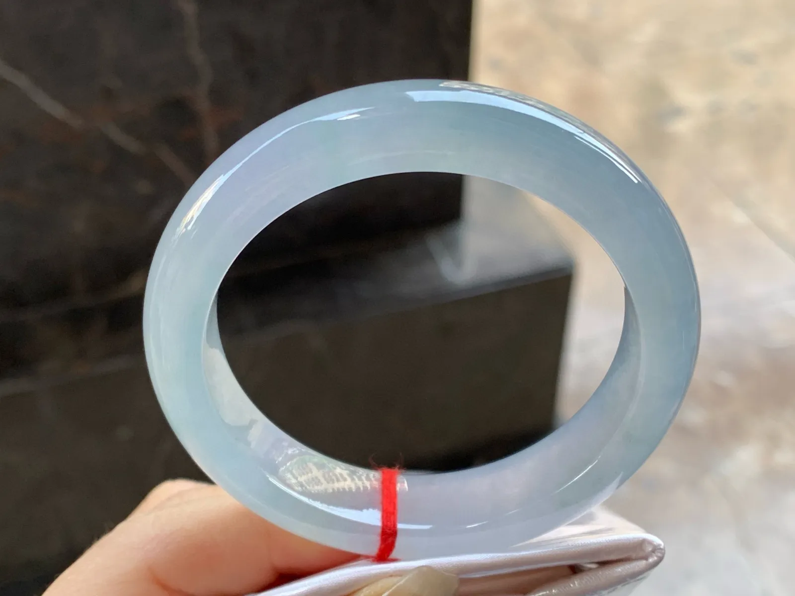 冰种手镯
尺寸：55-12.8-8.9mm
冰味十足～整圈冰透好看无瑕疵