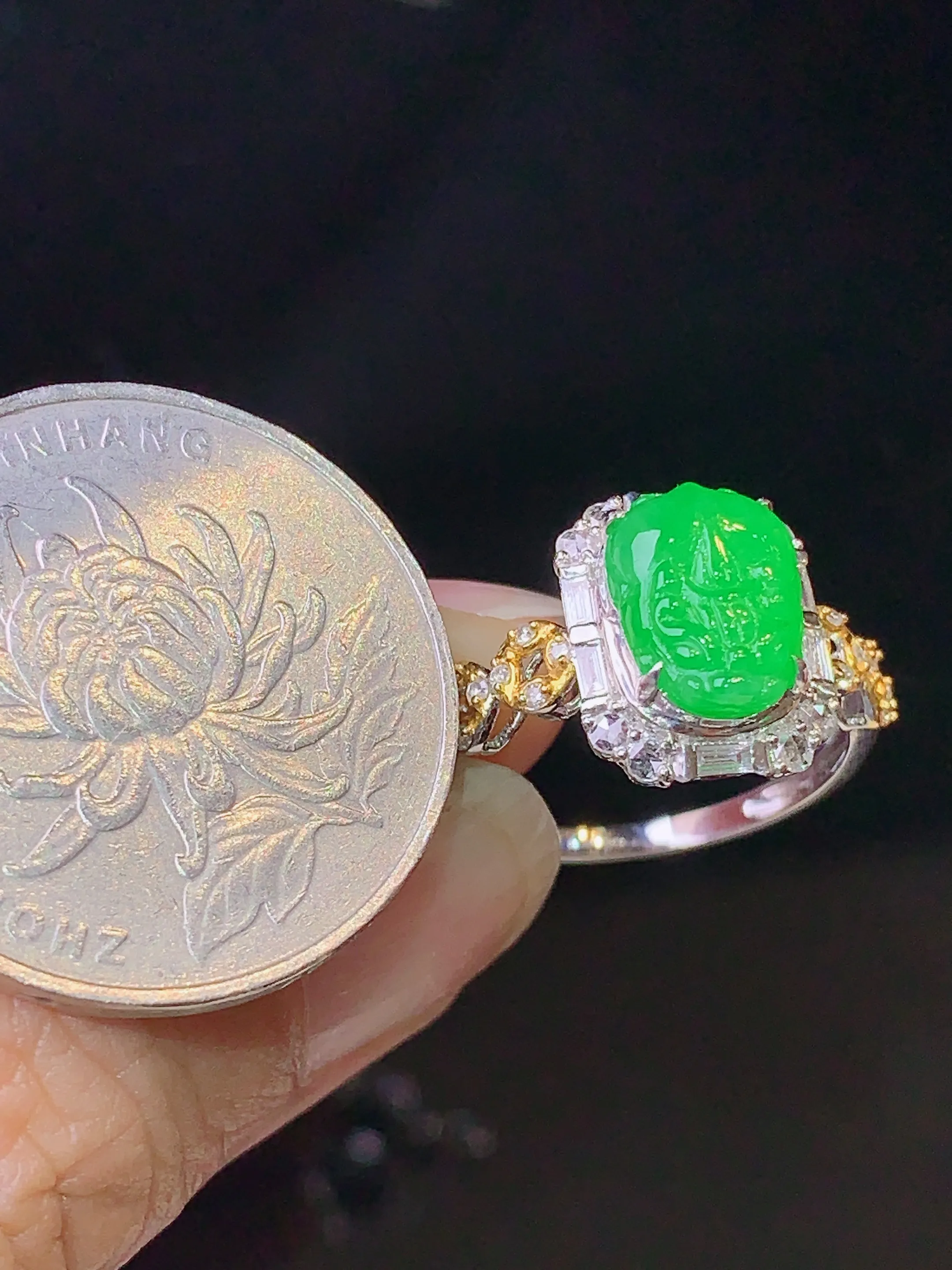 18k金钻镶嵌翠绿貔貅戒指 玉质细腻 色泽清新艳丽  圈口13.5 整体尺寸12.5*10*6.6