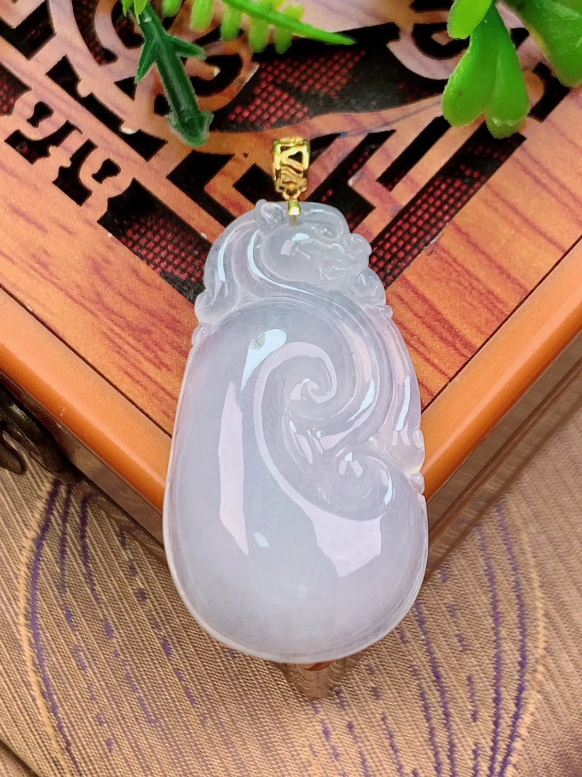 精品推荐，缅甸天然A货翡翠，18K金扣镶嵌冰种如意吊坠，种水好，颜色鲜艳，玉质水润细腻，工艺精湛，佩