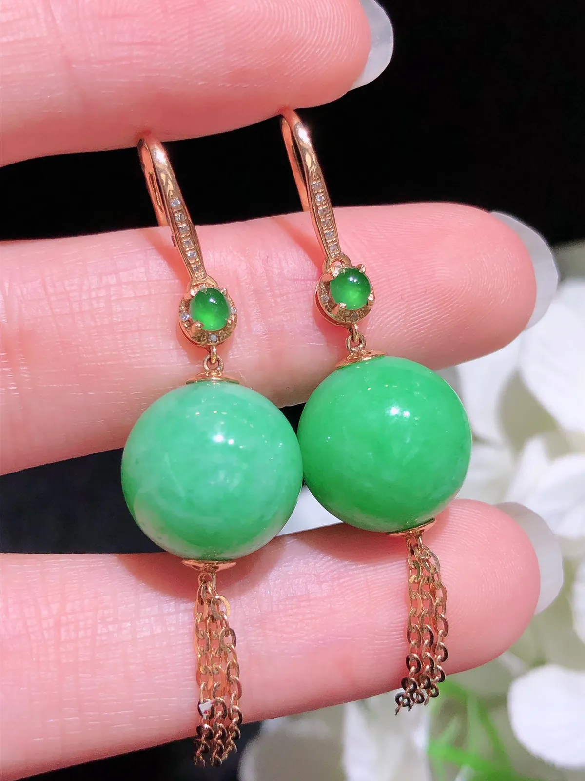 翡翠飘绿圆珠耳坠 颜色鲜艳 饱满圆润