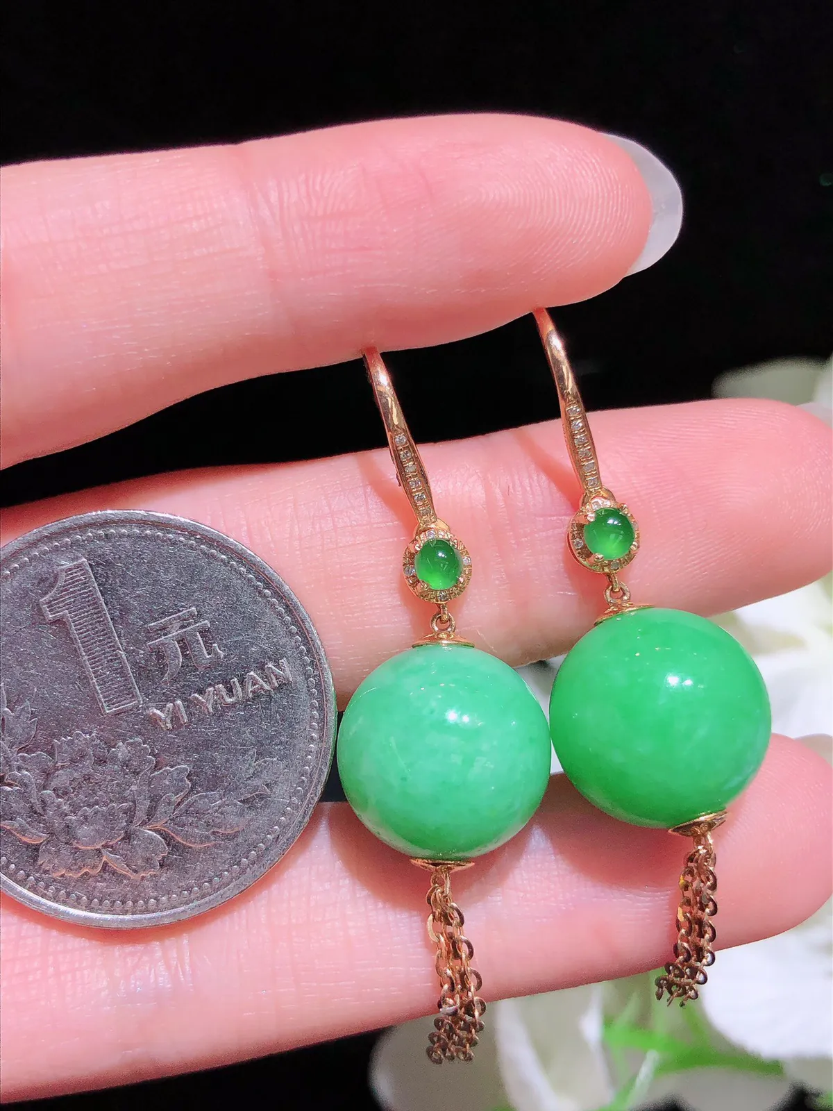 翡翠飘绿圆珠耳坠 颜色鲜艳 饱满圆润