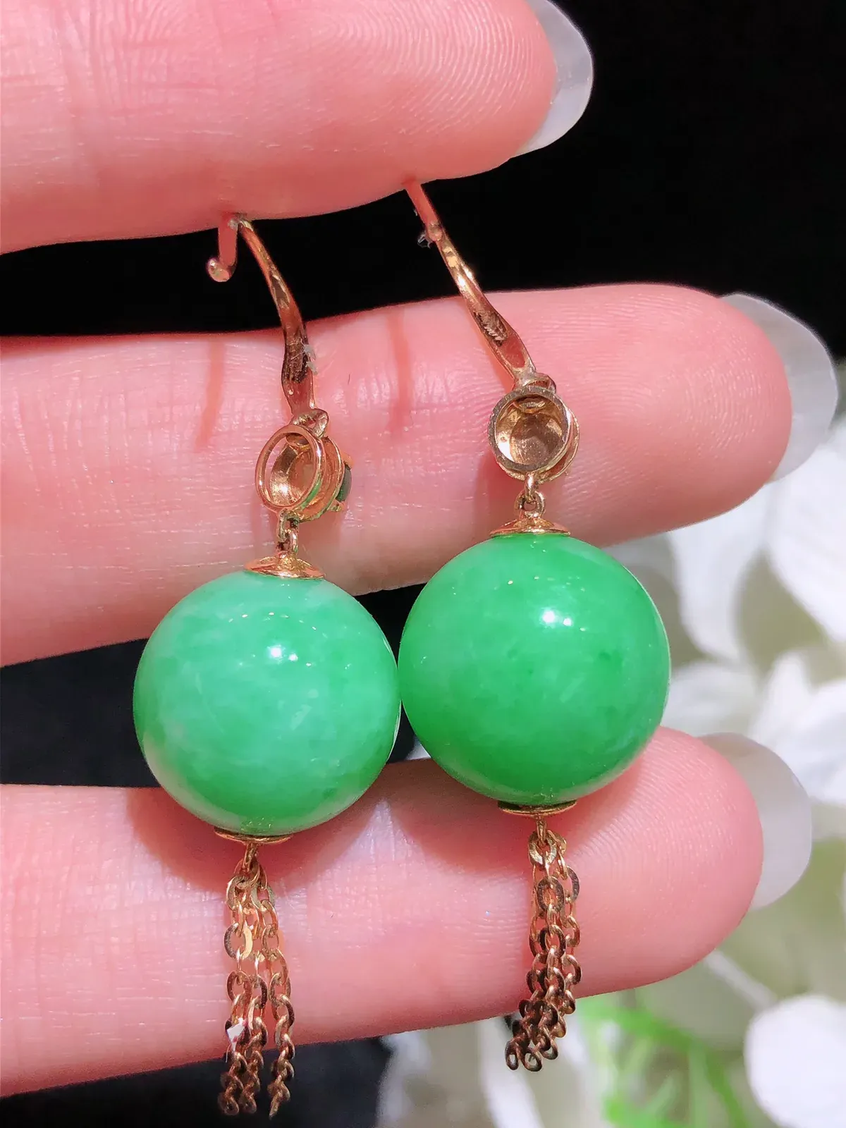 翡翠飘绿圆珠耳坠 颜色鲜艳 饱满圆润