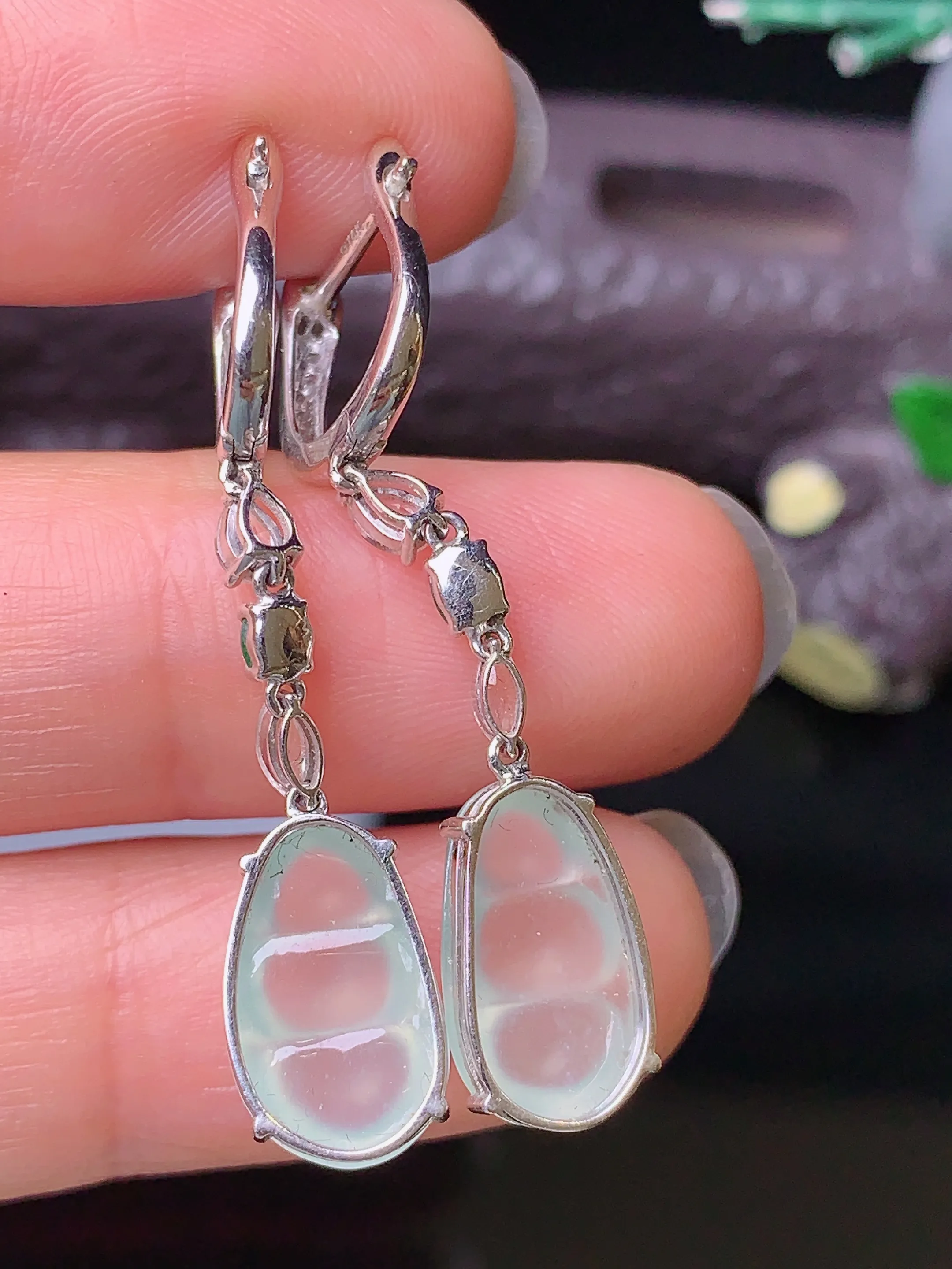 18k金钻镶嵌冰种四季豆耳坠 玉质细腻 色泽清新艳丽  整体尺寸38.1*7.8*5.2