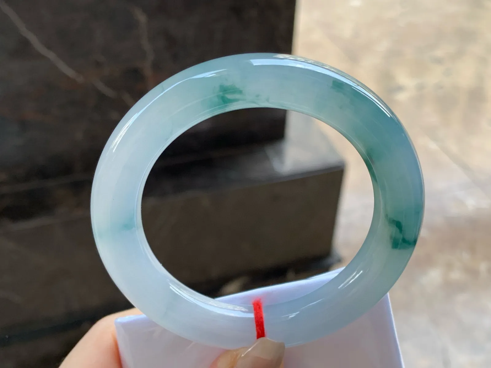 冰飘花圆条手镯
尺寸：56-12-11.6mm
种老肉细～飘花点缀无瑕疵