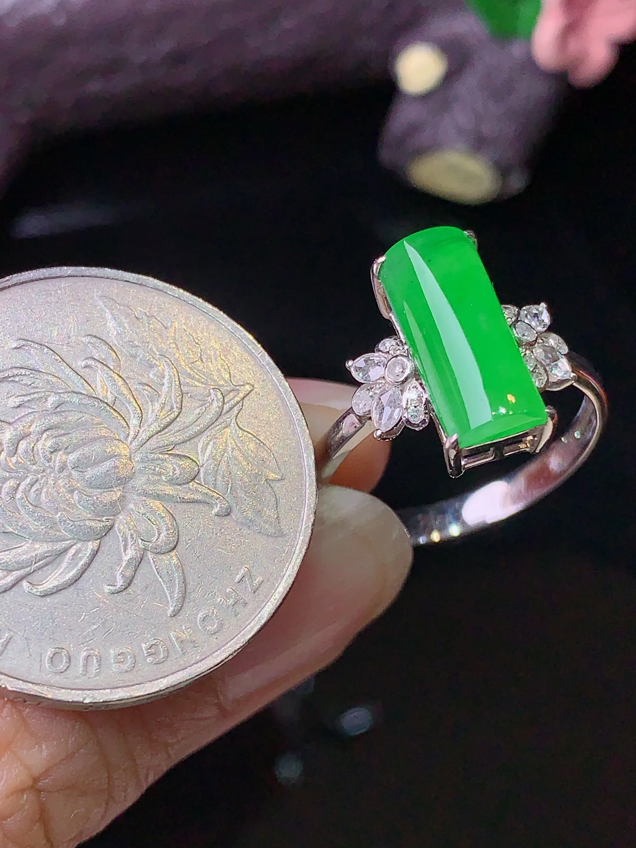 18k金钻镶嵌翠绿玉柱吊坠 玉质细腻 色泽清新艳丽  圈口15 裸石尺寸12.3*5.3*2.5