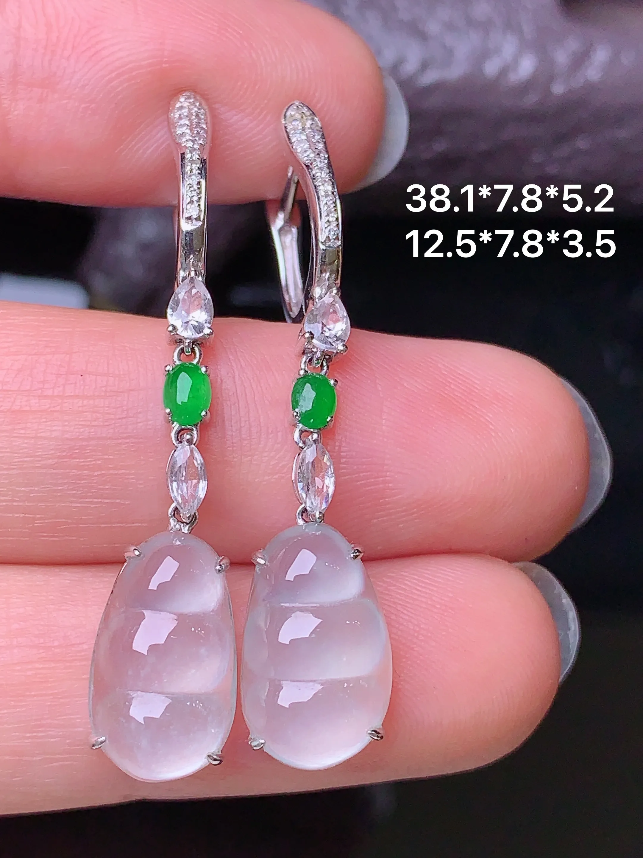 18k金钻镶嵌冰种四季豆耳坠 玉质细腻 色泽清新艳丽  整体尺寸38.1*7.8*5.2