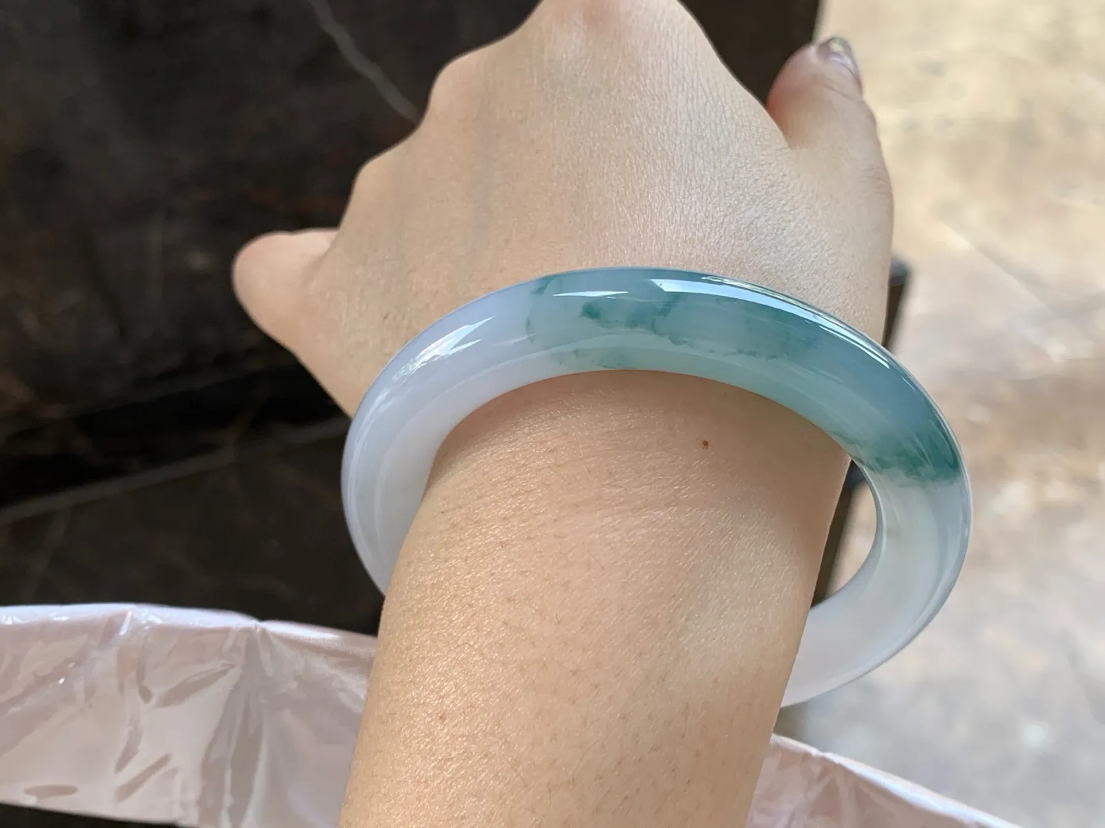 飘蓝花圆条手镯
尺寸：56.6-10.8mm
底子细腻干净～蓝花点缀很清秀