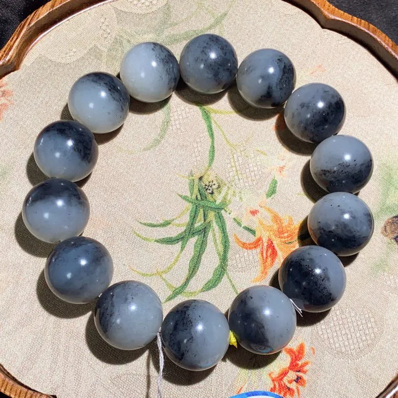 新疆籽料青花一线天圆珠手串 。青花手串。单颗尺寸16重89克。白度一级。玉质细腻油润。手推出油。品相大气。lt250319