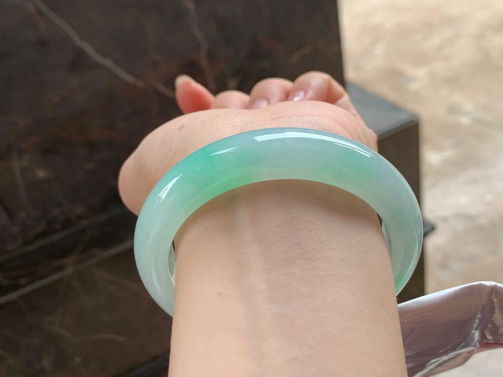 糯冰带色手镯
尺寸：58.6-13-9.2mm
颜色漂亮，种好水润，上手好看