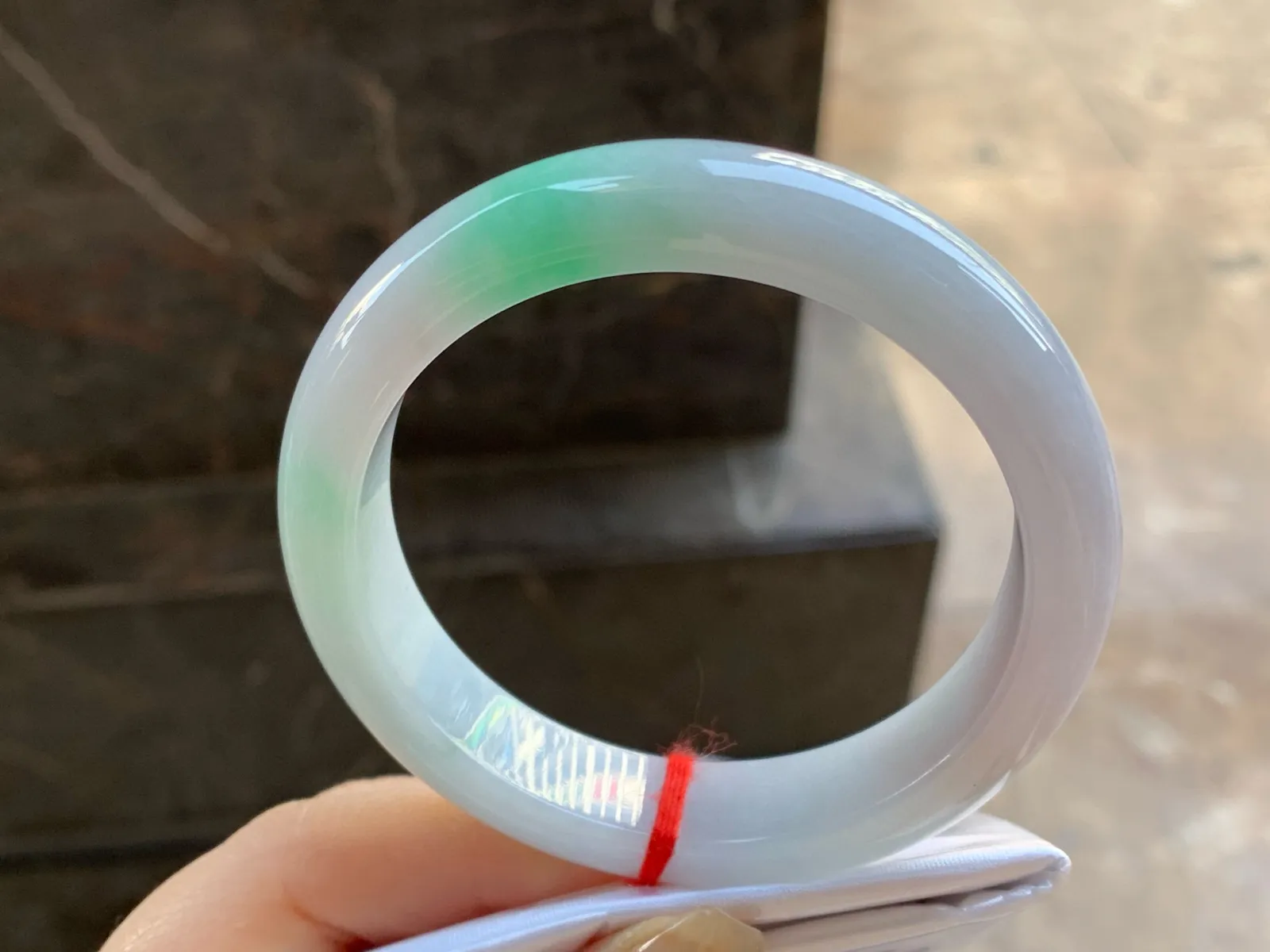 带色手镯
尺寸：56.8-12.5-8.5mm
底子细腻干净～绿色点缀