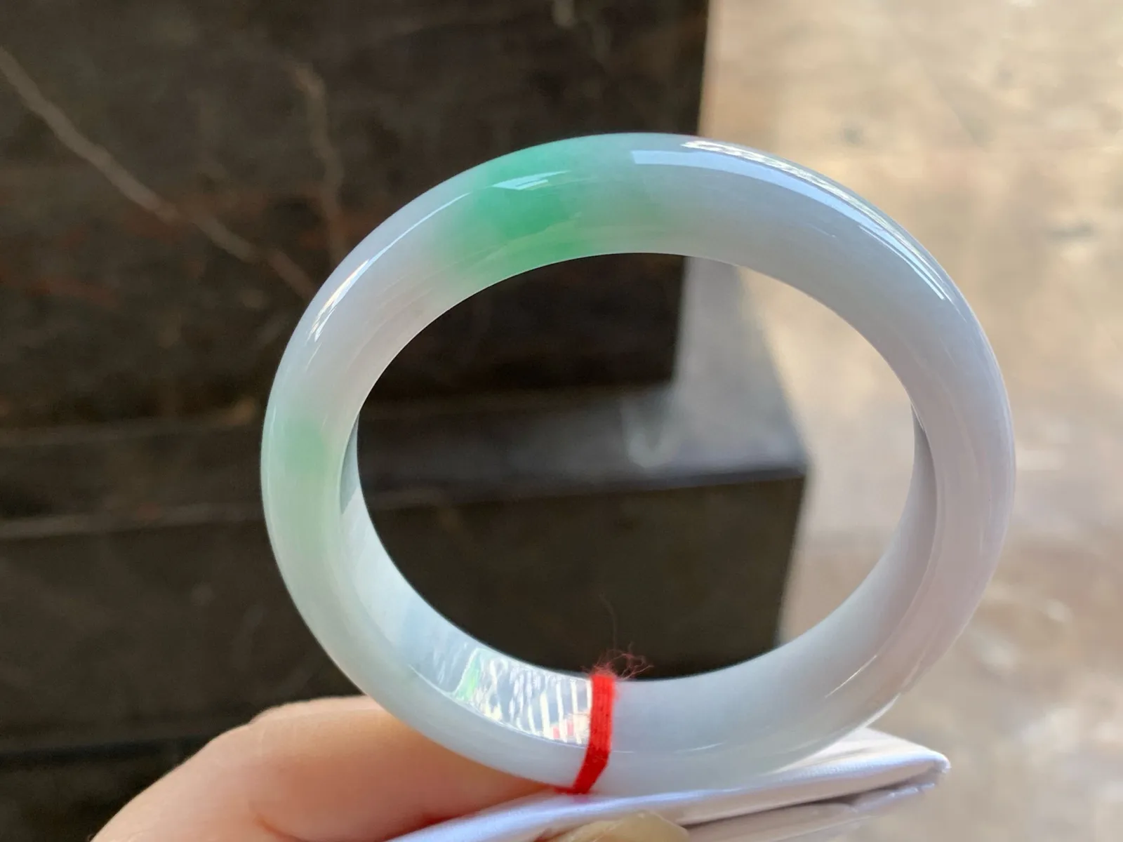带色手镯
尺寸：56.8-12.5-8.5mm
底子细腻干净～绿色点缀