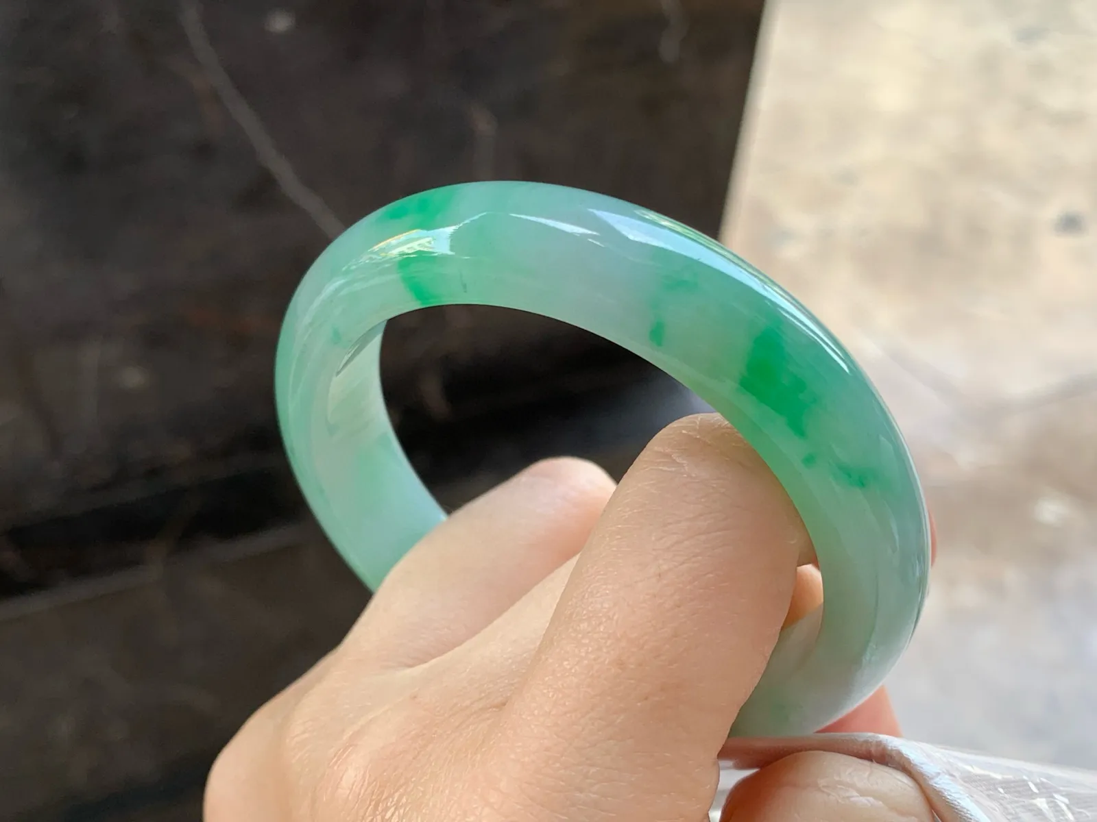 带色手镯
尺寸：56.5-13.2-8.5mm
有种有色～上手漂亮 推荐