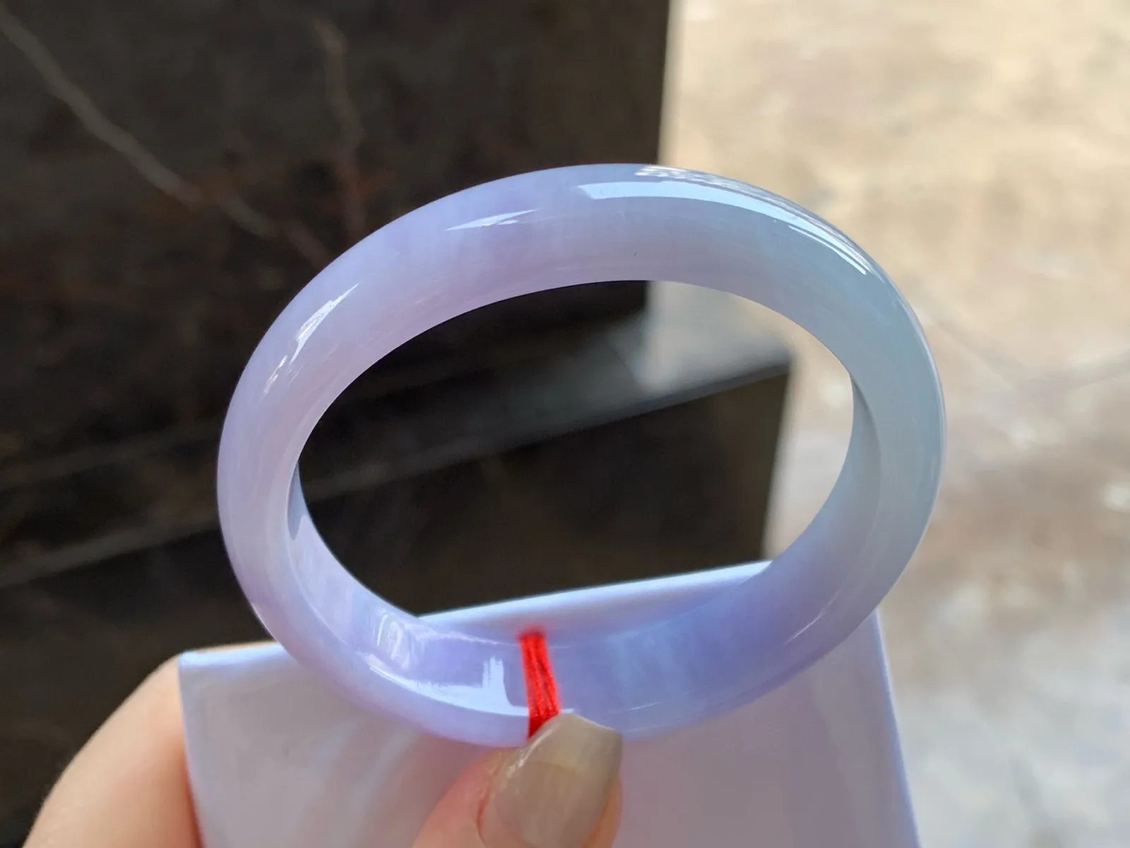 紫罗兰贵妃镯
尺寸：53-12.3-7.2mm
底子细腻干净～正圈50 51可以戴上手好看