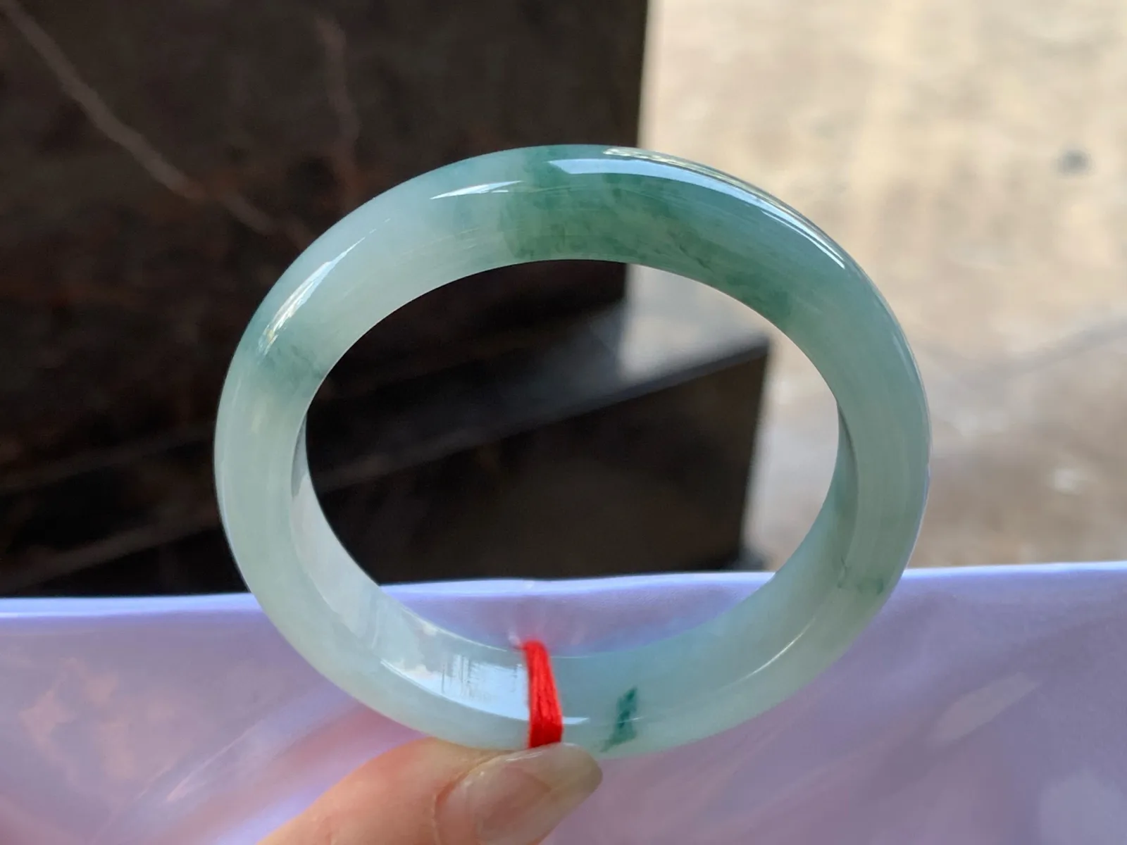 飘花手镯
尺寸：52-12-7.8mm
肉质细腻干净～飘花点缀