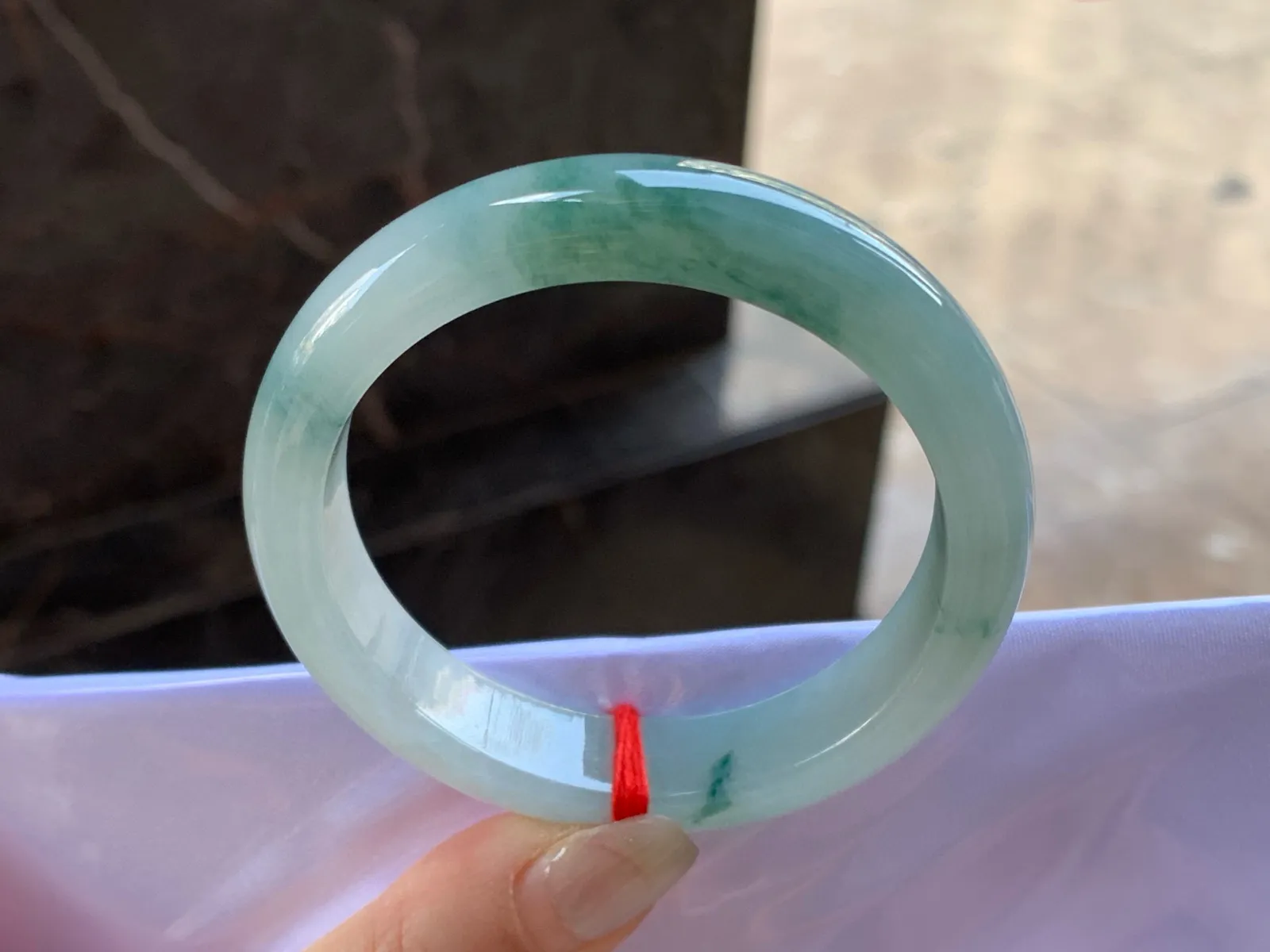 飘花手镯
尺寸：52-12-7.8mm
肉质细腻干净～飘花点缀