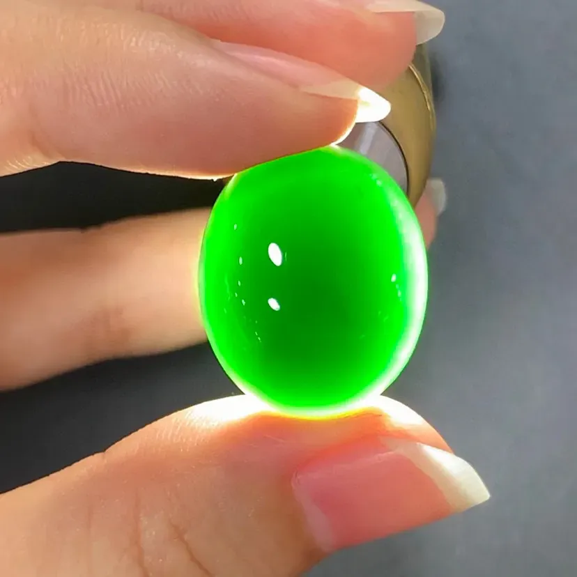 缅甸墨翠蛋面裸石戒面，黑度极黑 种老起胶 肉质细腻 打灯冰冰透透 色正阳绿 尺寸大