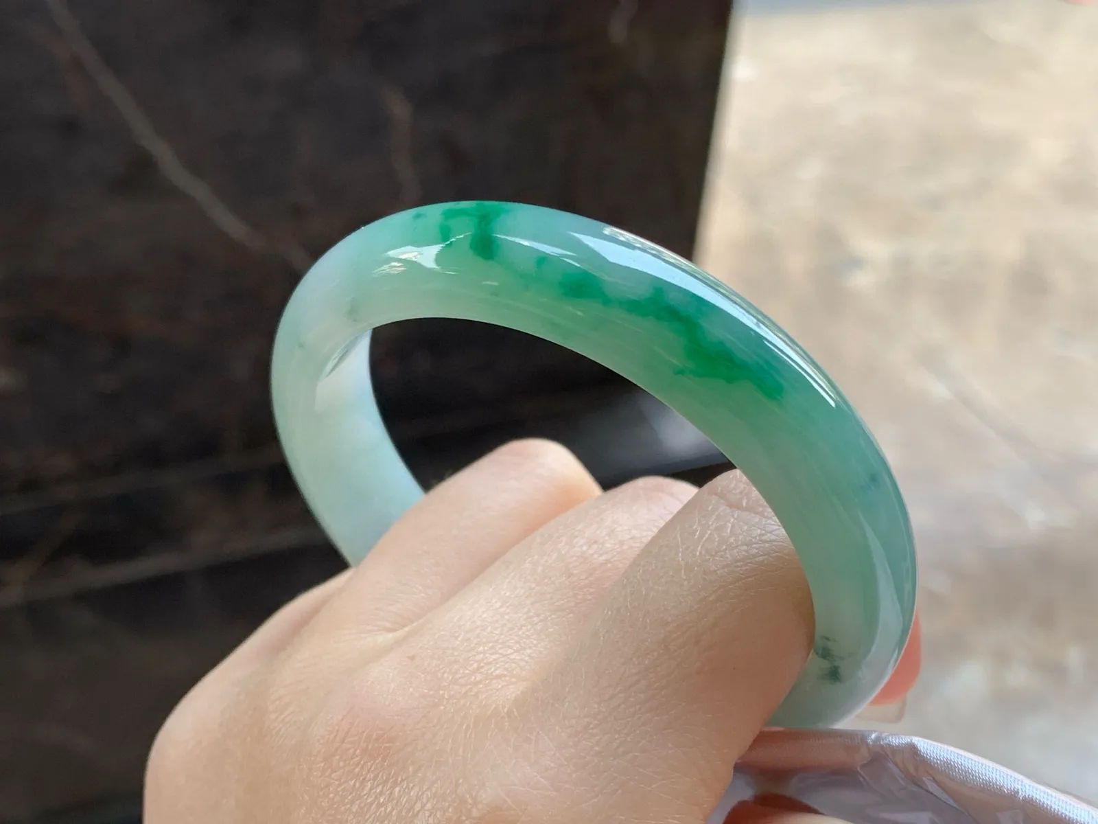 带色手镯
尺寸：58.2-13-8mm
底子细腻干净～绿花缠绕上手好看