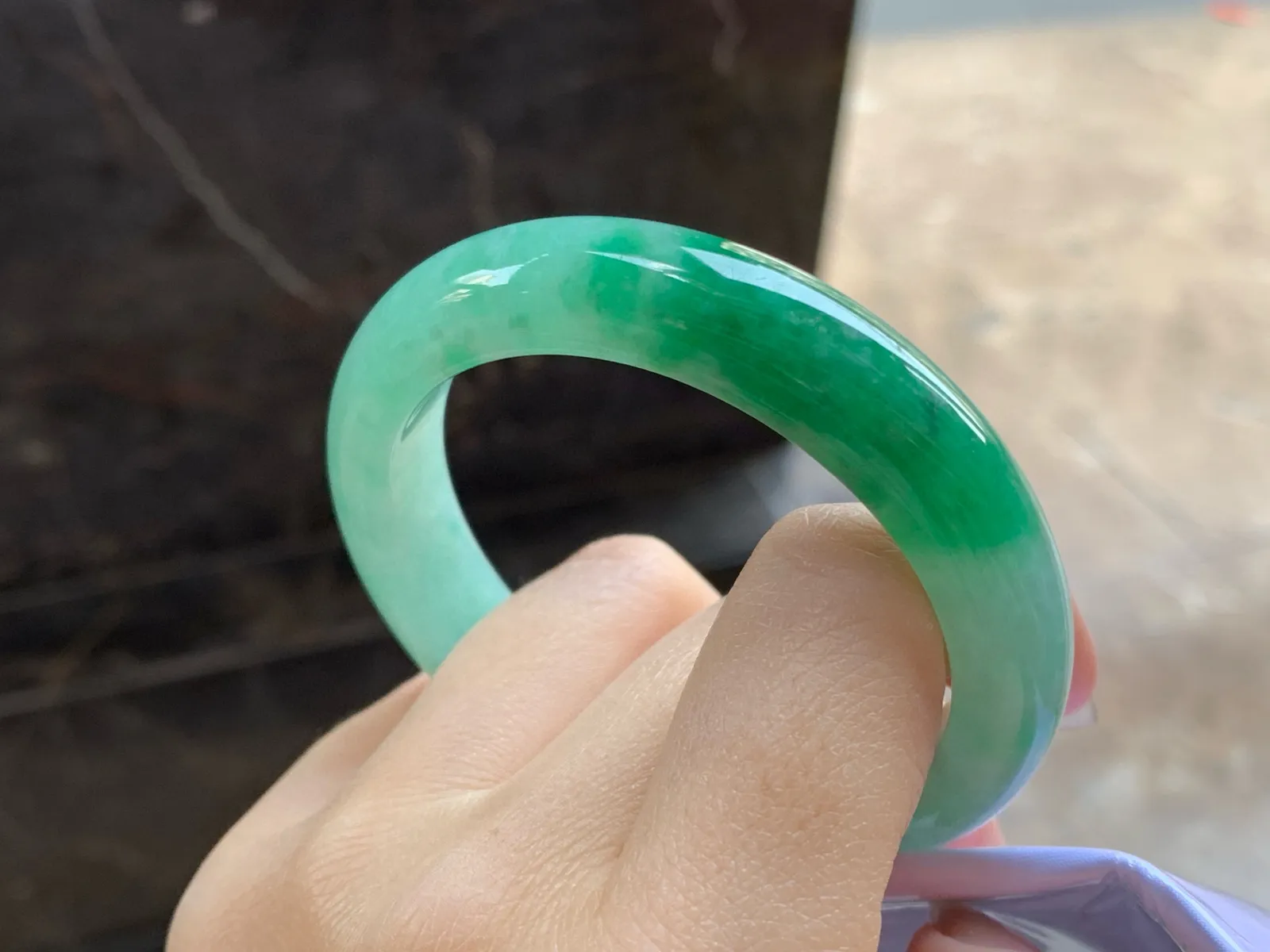 带色手镯
尺寸：53.6-11.8-8.5mm
有种有色～绿色浓郁 上手好看