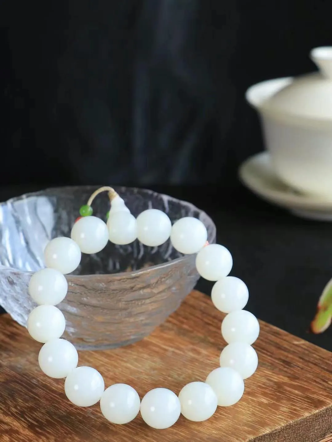 【玉润心田.福运绵延.手串】

精品️和田玉白玉圆珠手串，承载着千年玉文化的深厚底蕴，寓意吉祥如意、福运绵长。每一颗珠子都经过精心打磨，圆润光滑，为您带来宁静与祥和。重43克  尺寸取一11.6mm  fDL-79301900