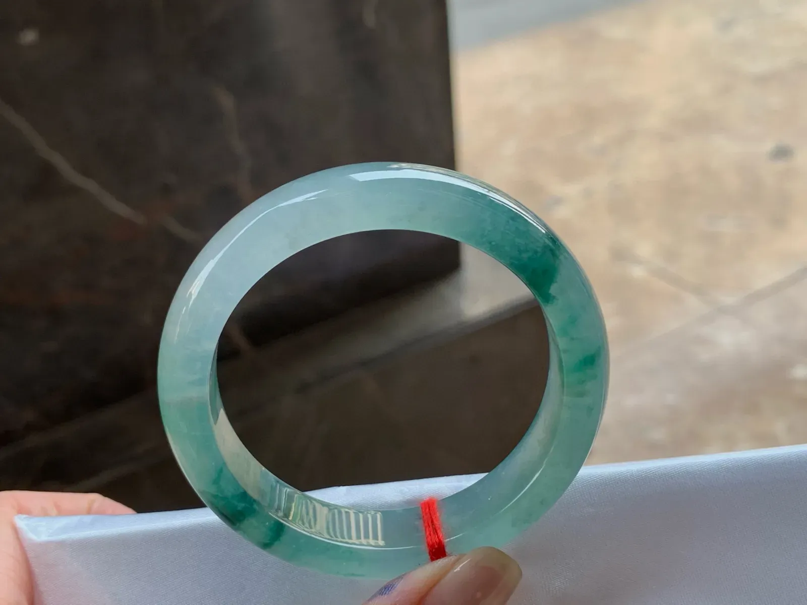 冰种飘花手镯
尺寸：52.5-13-8mm
种好水足，花色漂亮，精品小圈口
