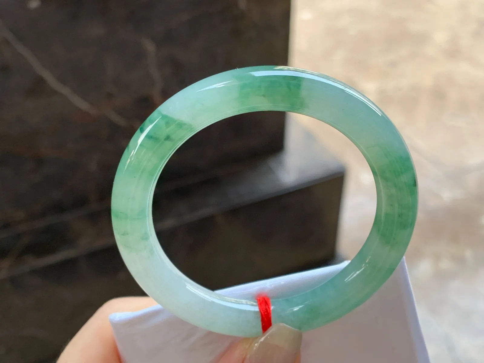 飘绿花圆条手镯
尺寸：50.7-9.3-8.6mm
底子细腻干净～绿花点缀上手好看