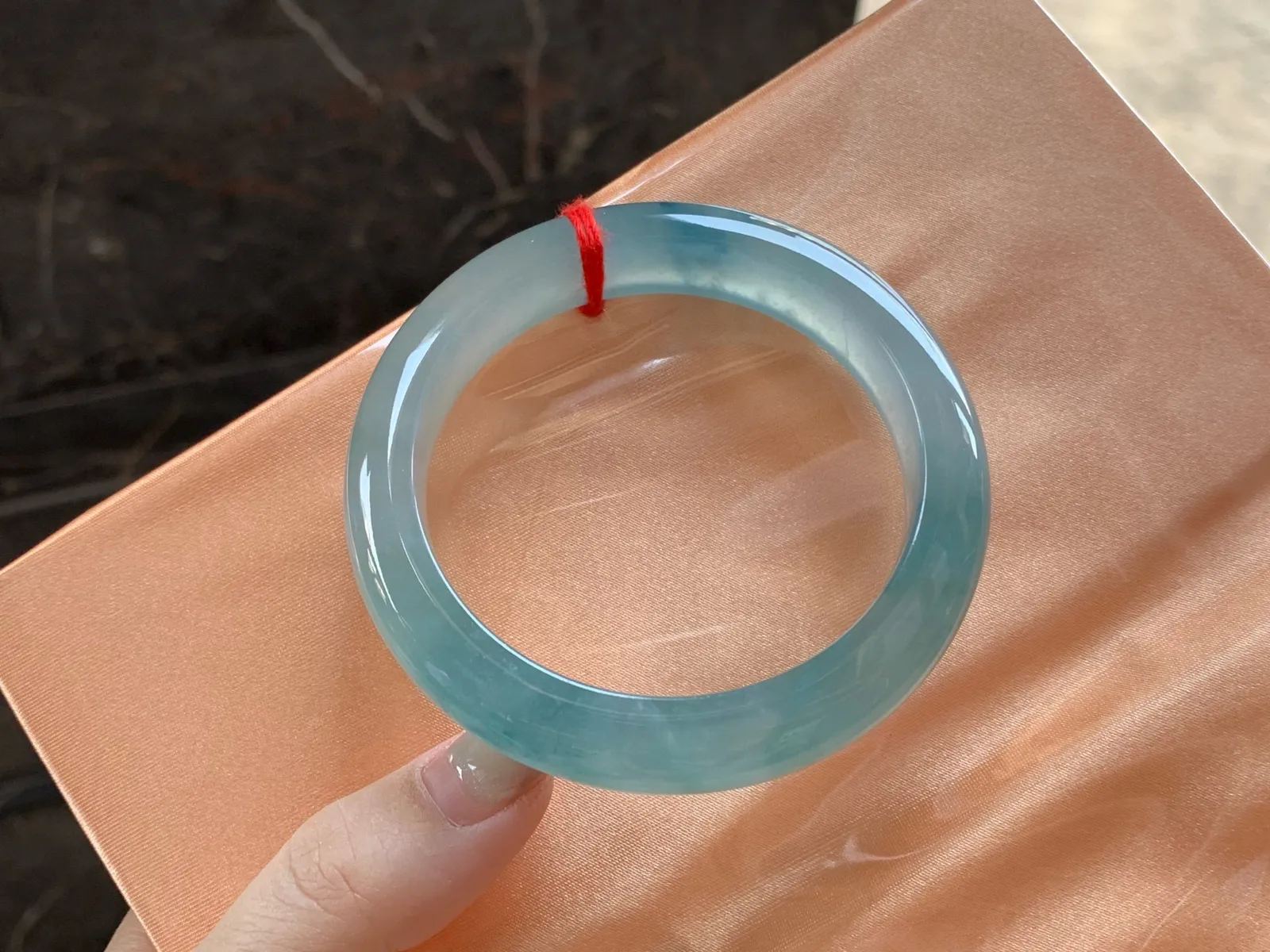 冰种飘花手镯
尺寸：55.8-12.2-9.2mm
种老肉细～起胶的料子无瑕疵 推荐哦