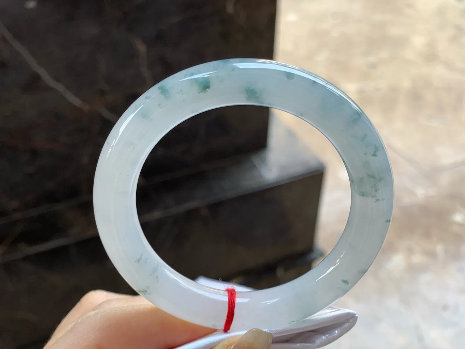 飘花圆条手镯
尺寸：54.4-10.5mm
水润十足～飘花点缀上手漂亮