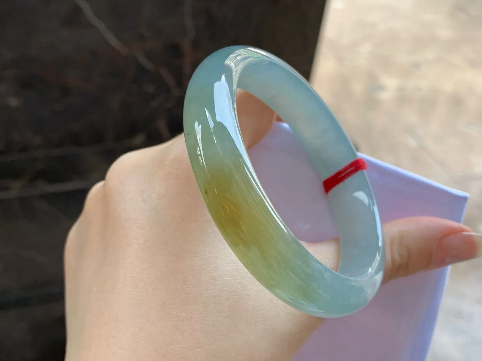 黄翡手镯
尺寸：58-13.2-8mm
种老肉细～特色镯无瑕疵
