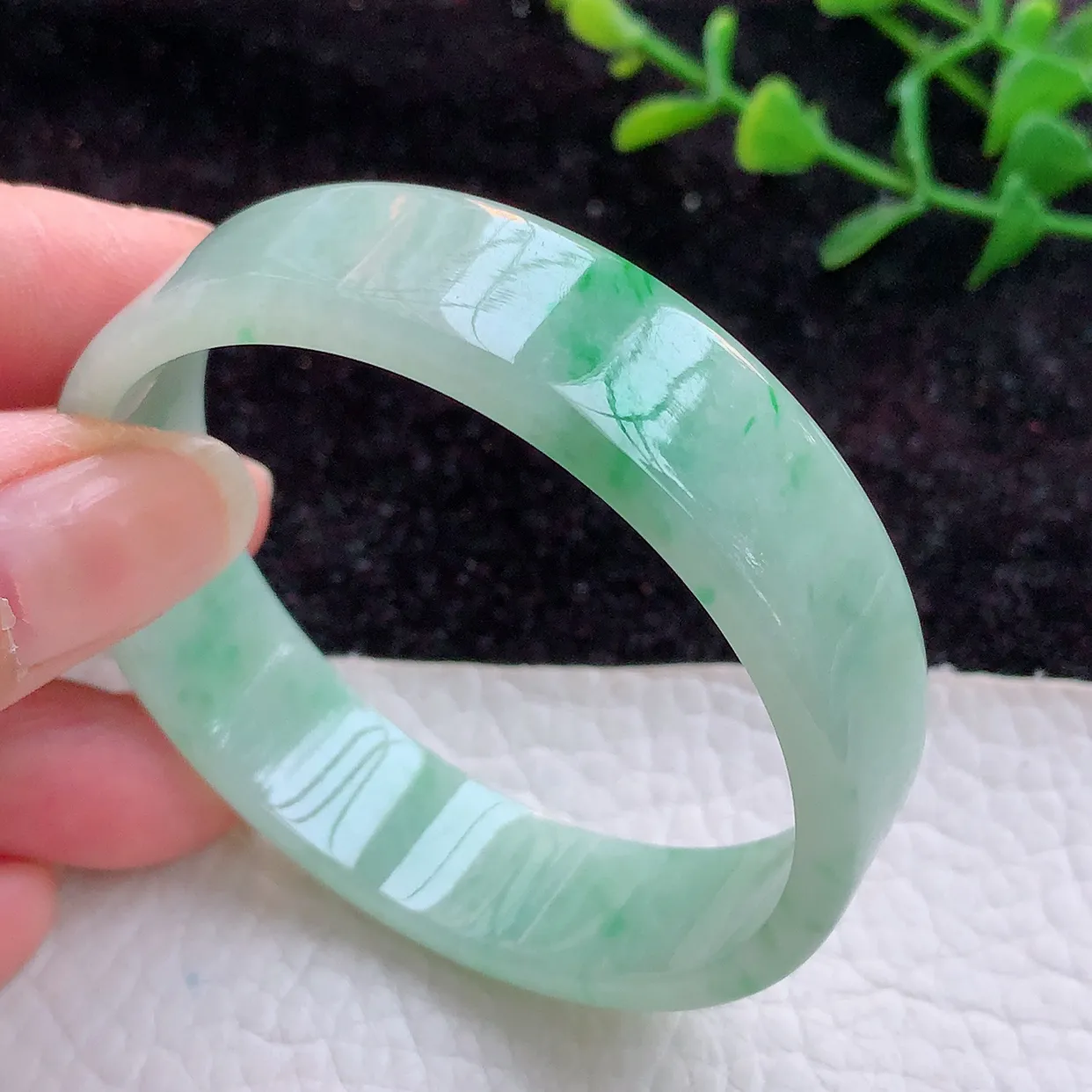 hh自然光53mm缅甸翡翠A货冰胶飘阳绿宽扁玉手镯 玉手环53*13.6*4mm