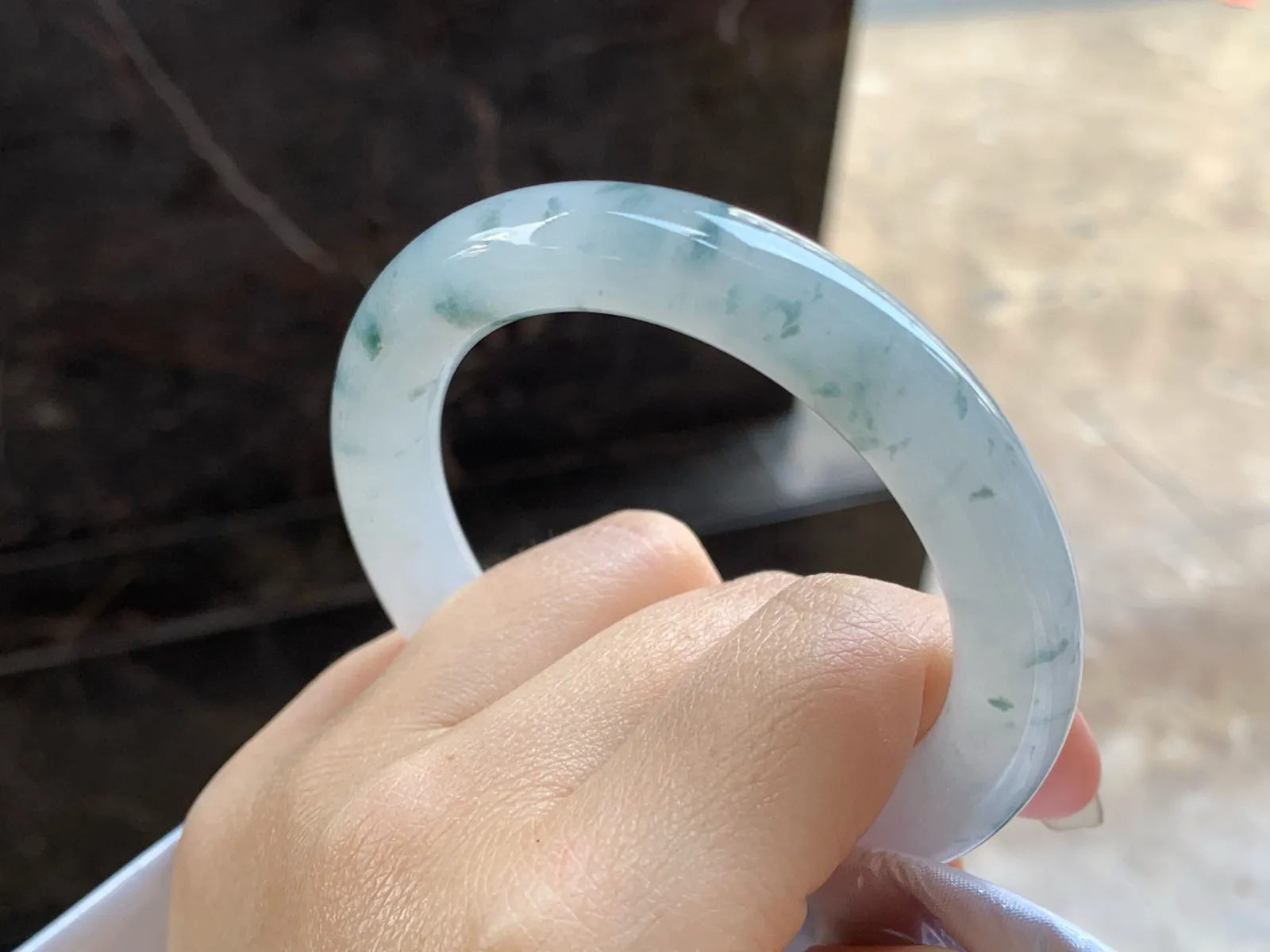 飘花圆条手镯
尺寸：54.4-10.5mm
水润十足～飘花点缀上手漂亮
