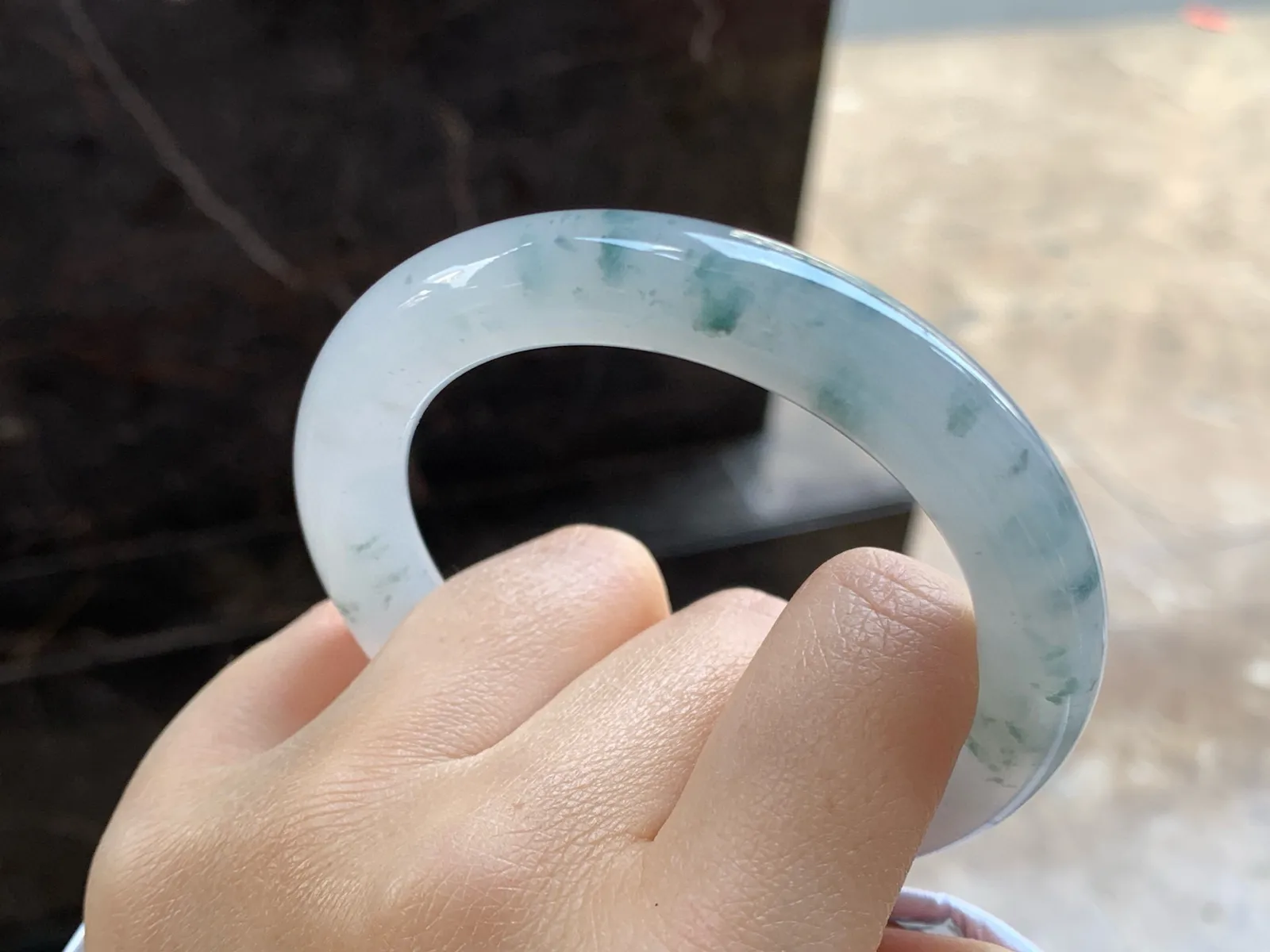 飘花圆条手镯
尺寸：54.4-10.5mm
水润十足～飘花点缀上手漂亮