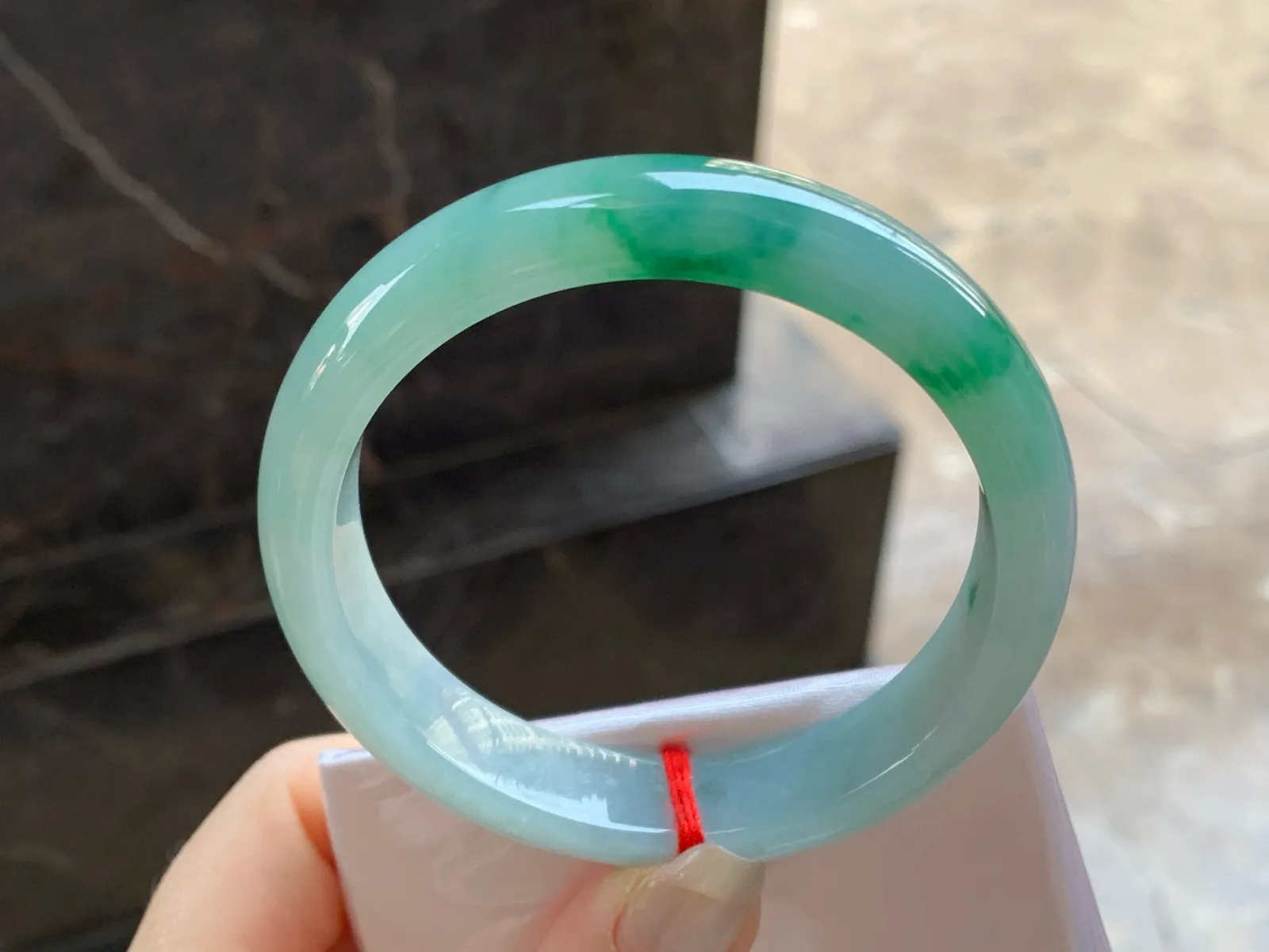 带色手镯
尺寸：58.2-13-8mm
底子细腻干净～绿花缠绕上手好看
