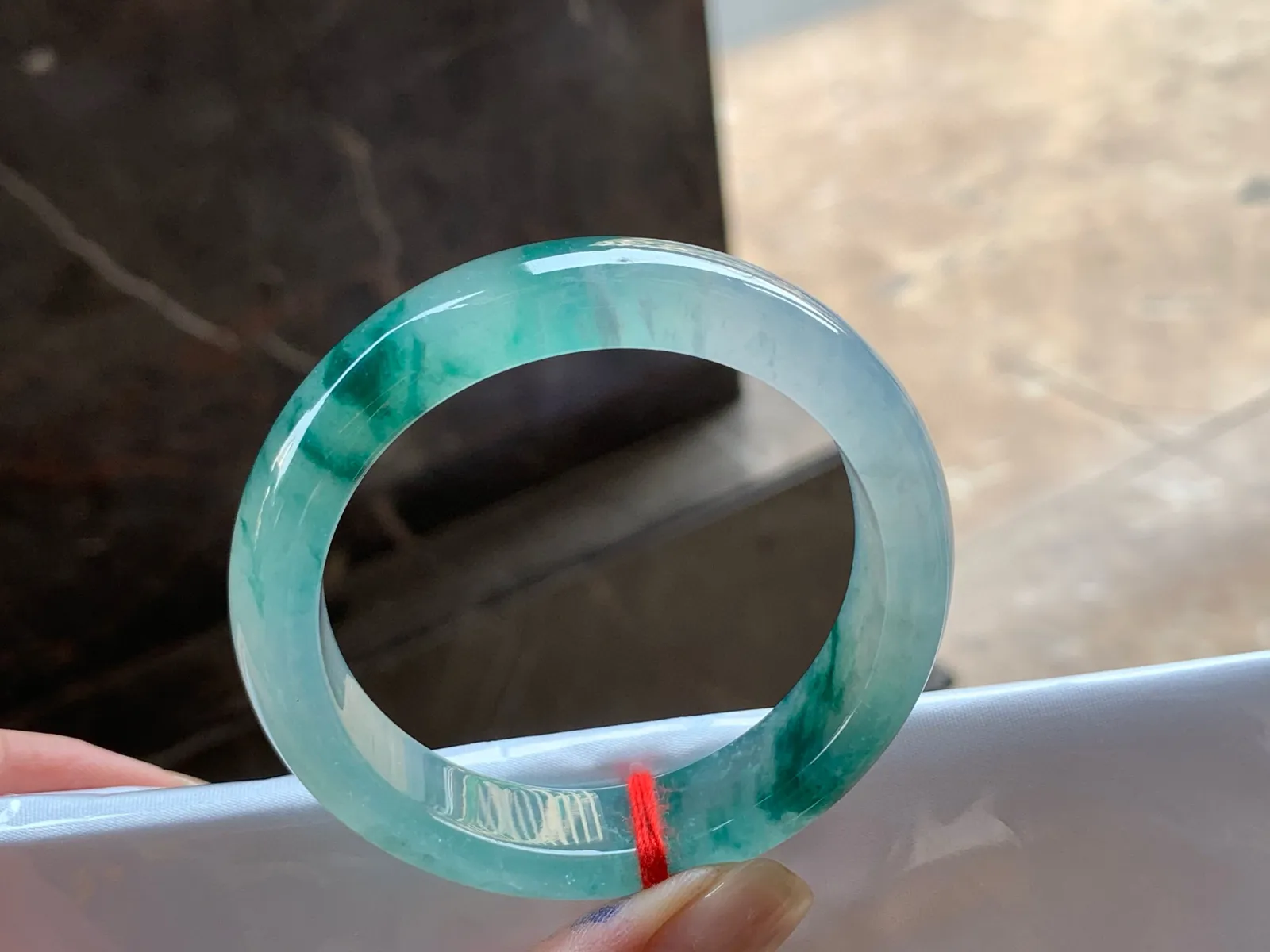 冰种飘花手镯
尺寸：52.5-13-8mm
种好水足，花色漂亮，精品小圈口
