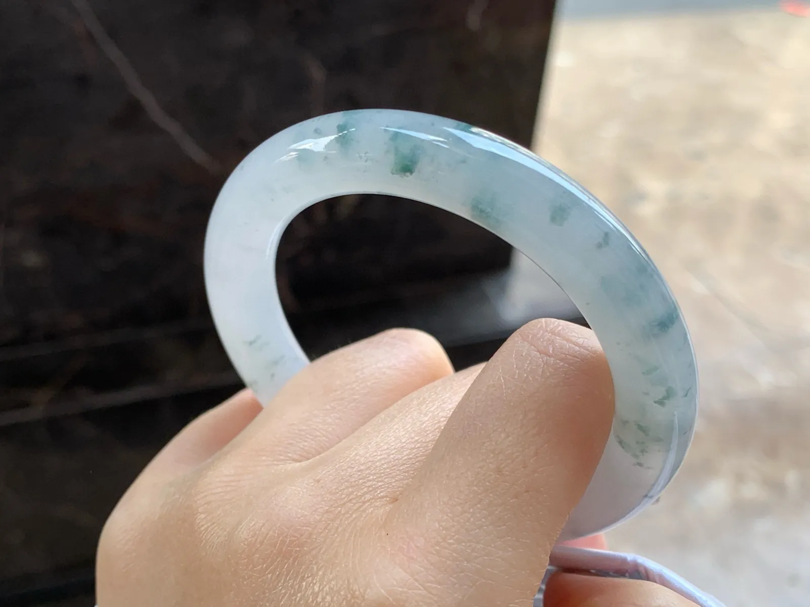 飘花圆条手镯
尺寸：54.4-10.5mm
水润十足～飘花点缀上手漂亮